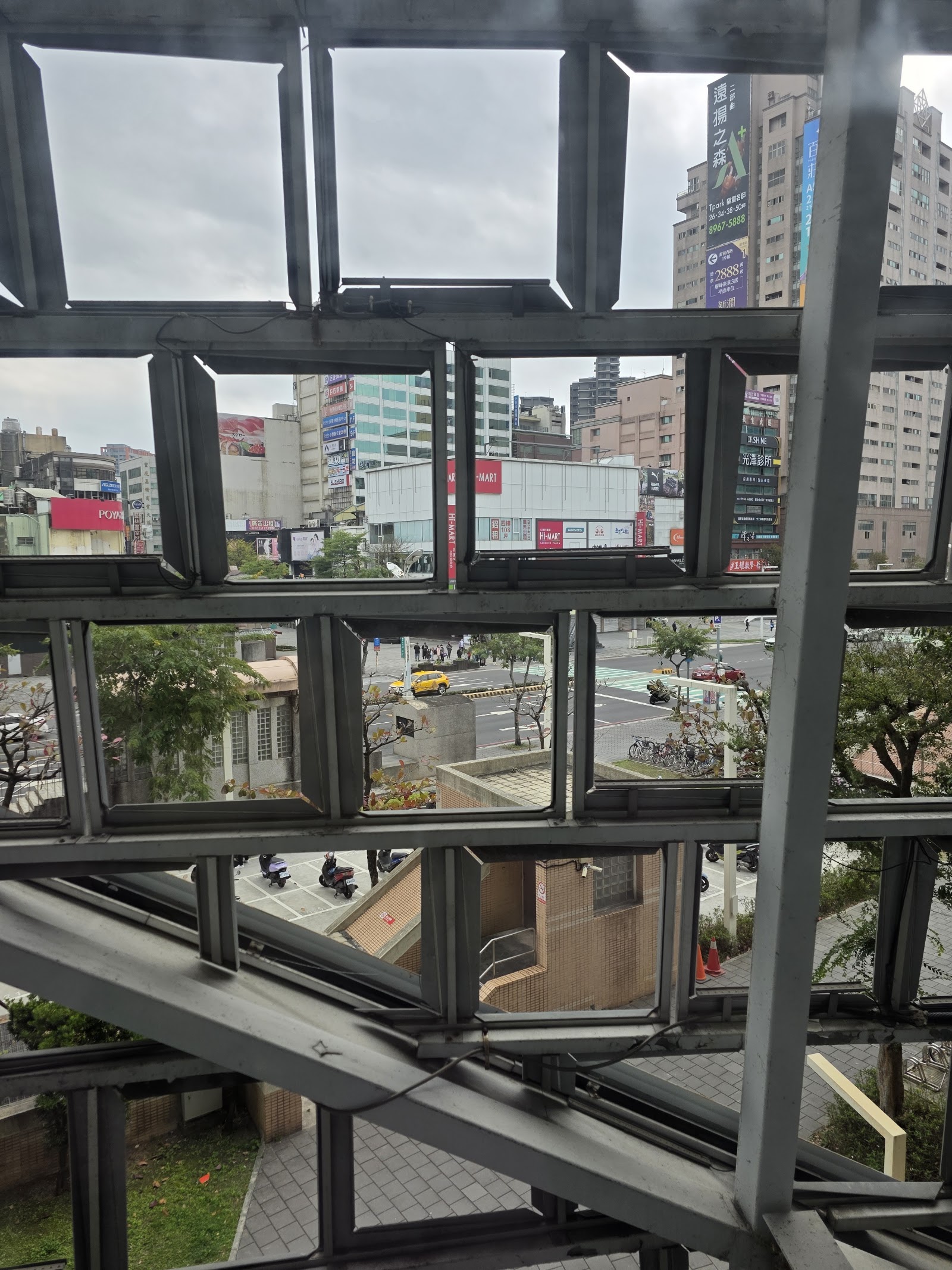 府中15動畫故事館玻璃帷幕窗格俯瞰板橋府中路街景