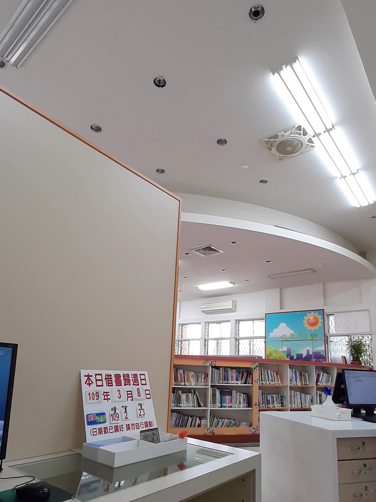 高雄市立圖書館大社分館館內書架區，櫃檯與閱覽空間