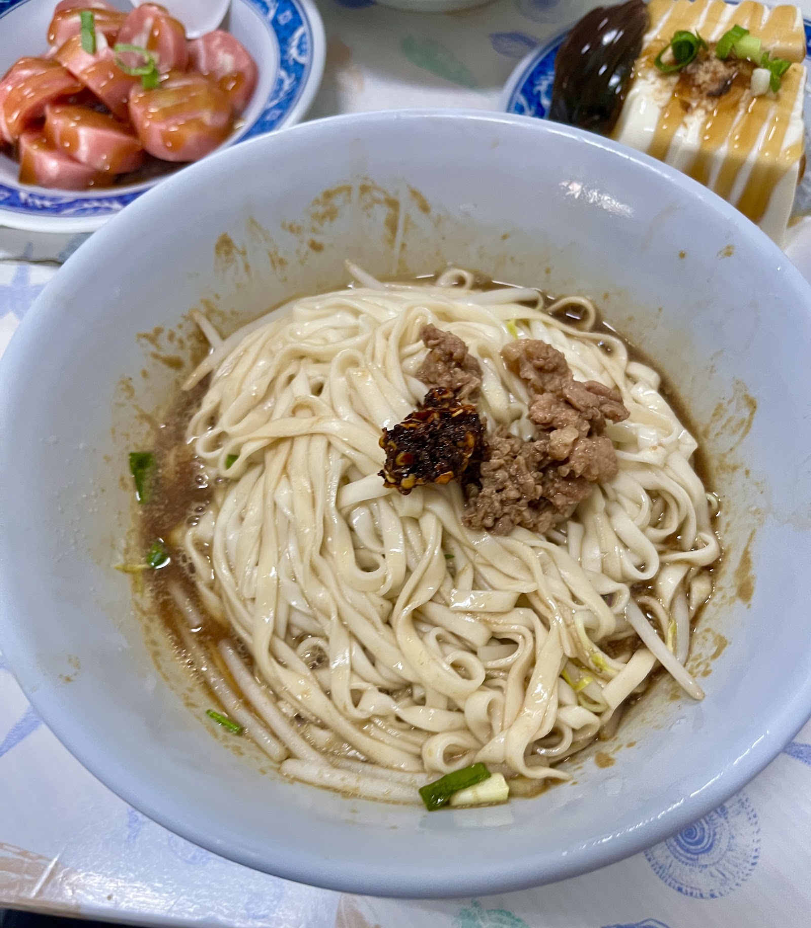 高雄大社手工麵麻醬麵，搭配涼拌小番茄與皮蛋豆腐
