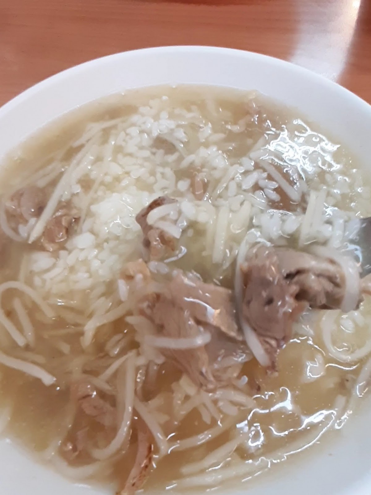 高雄大社廟口生炒鴨肉焿鴨肉羹飯，白飯淋上羹湯與鴨肉絲