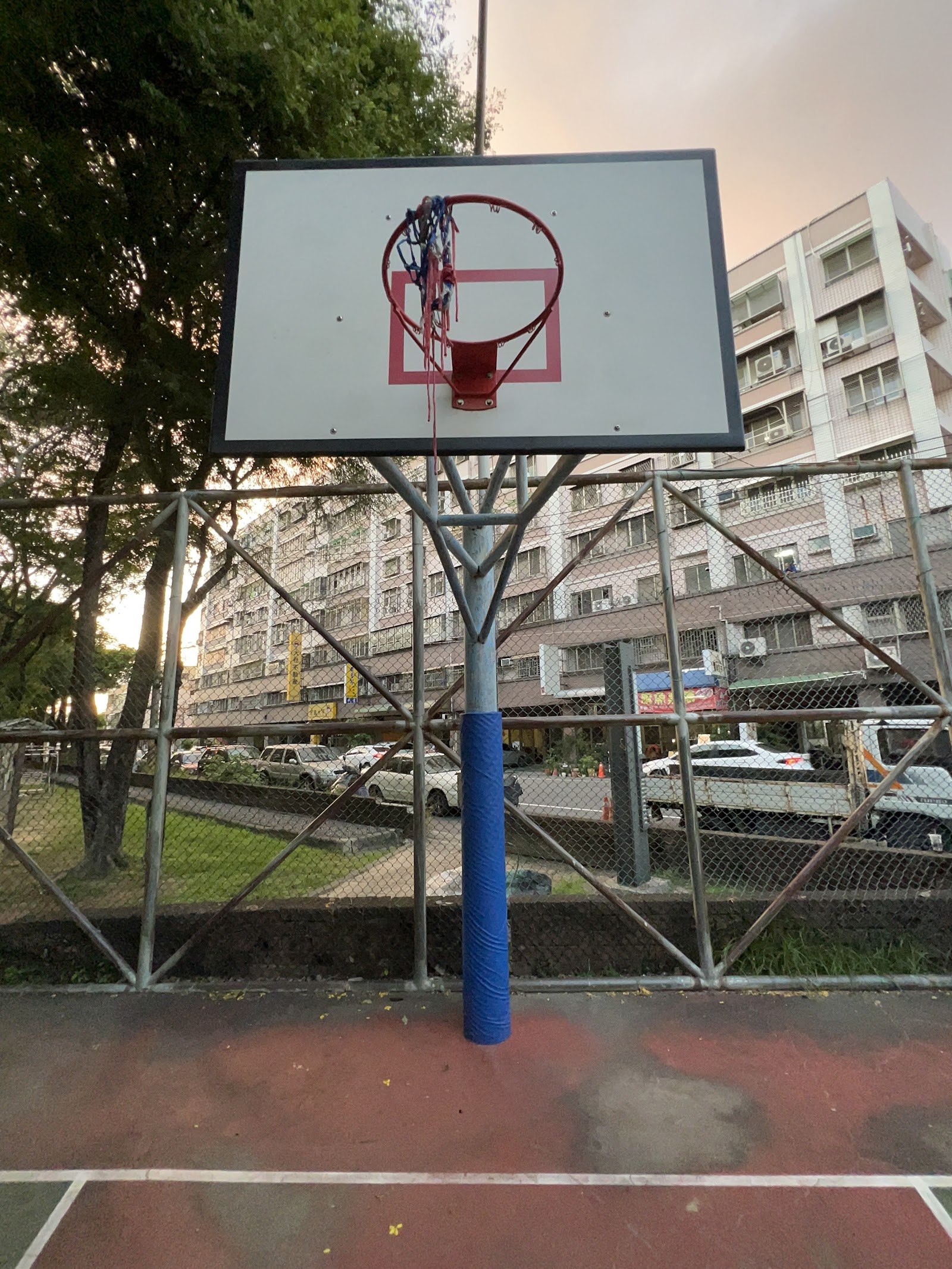 高雄大社三奶公園籃球場，傍晚時分的籃球架特寫