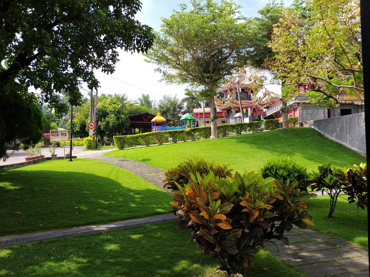 嗊哩公園草地步道