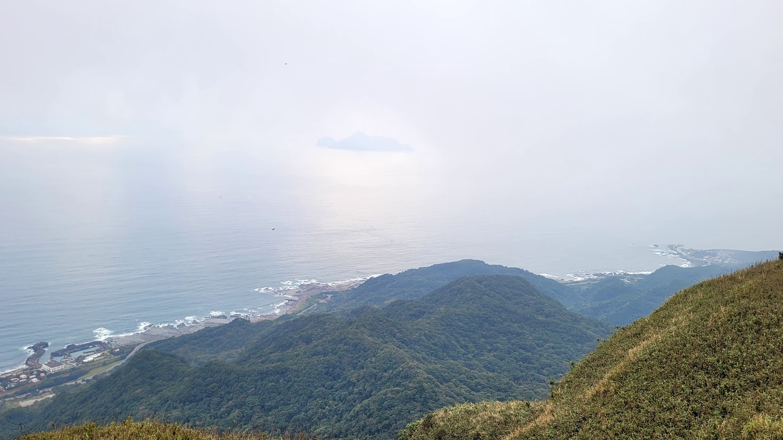 灣坑頭山山頂俯瞰東北角蜿蜒海岸線與太平洋全景