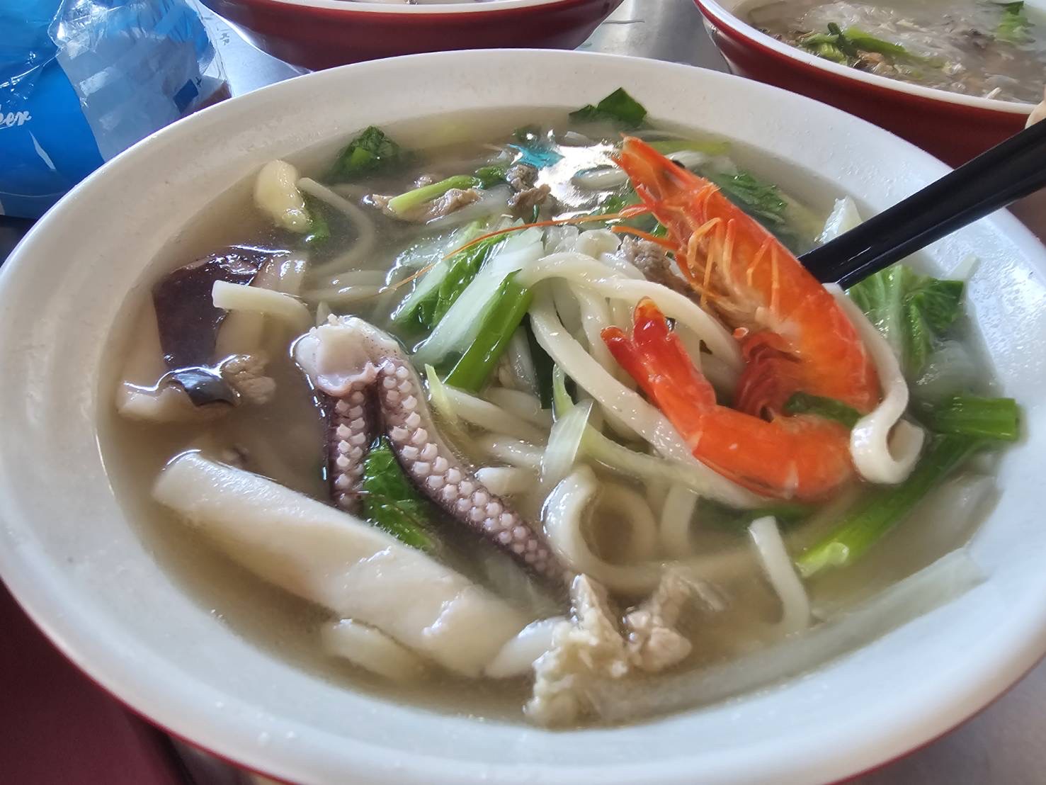 卯澳小吃招牌海鮮粗米粉湯，內有鮮蝦小卷豬血與蔬菜