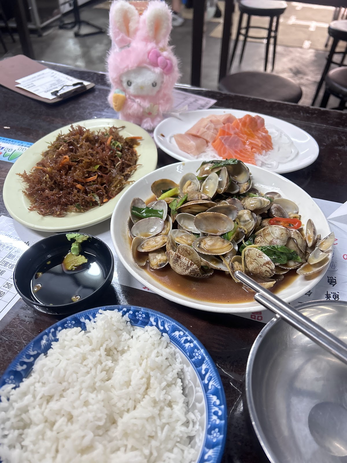 卯澳小吃合菜桌面，炒海瓜子炸紫菜生魚片與白飯