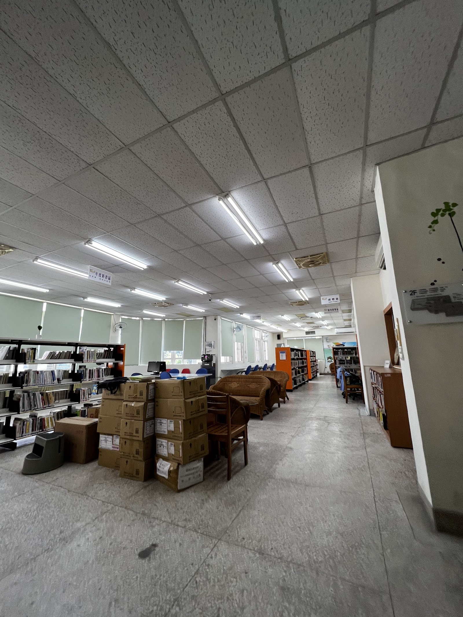 台南市關廟區圖書館內部書架與走道