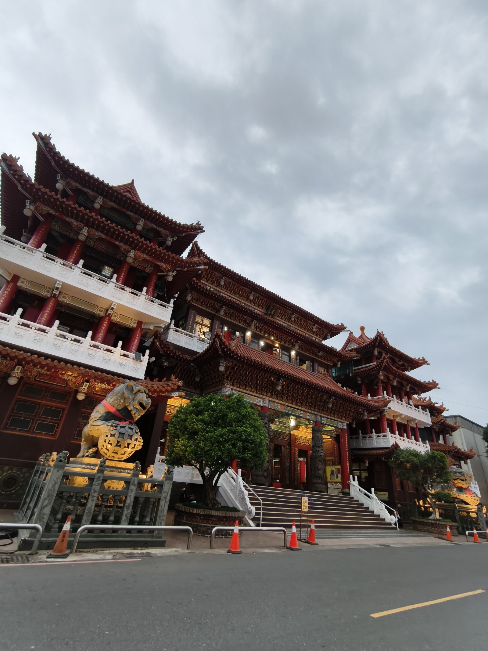 關廟山西宮華北式建築正面與金色石獅