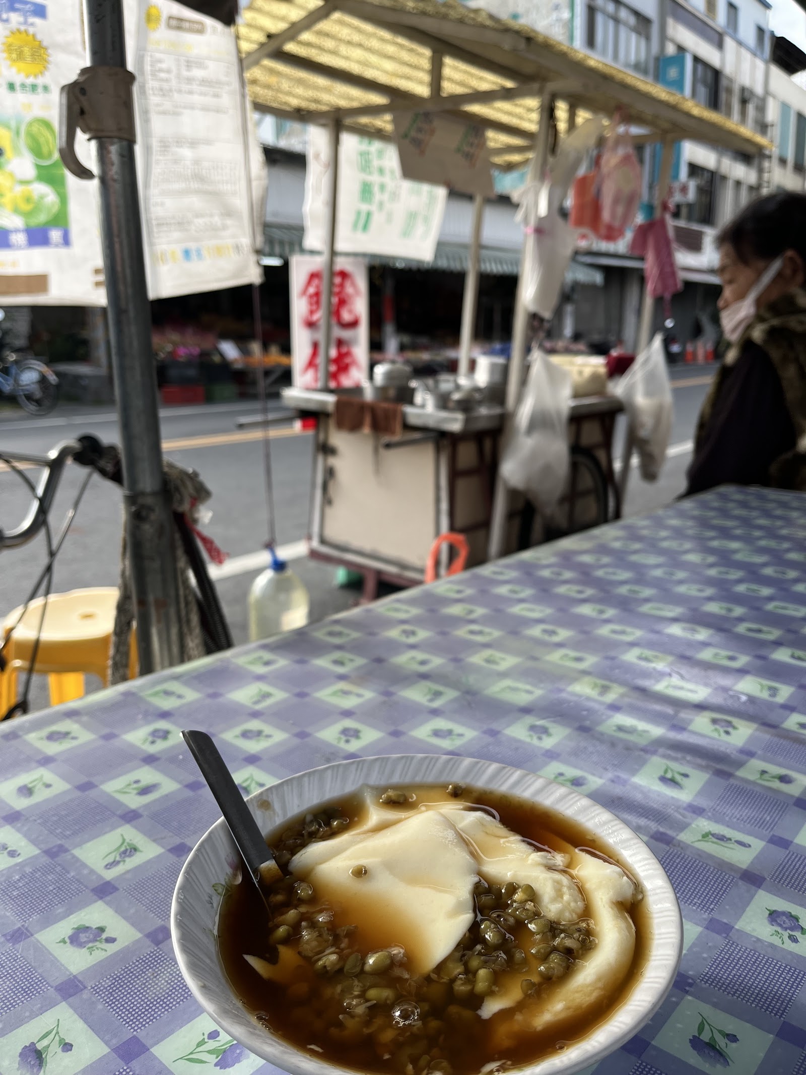 關山阿婆豆花成品,白嫩豆花配綠豆黑糖水,格紋桌布