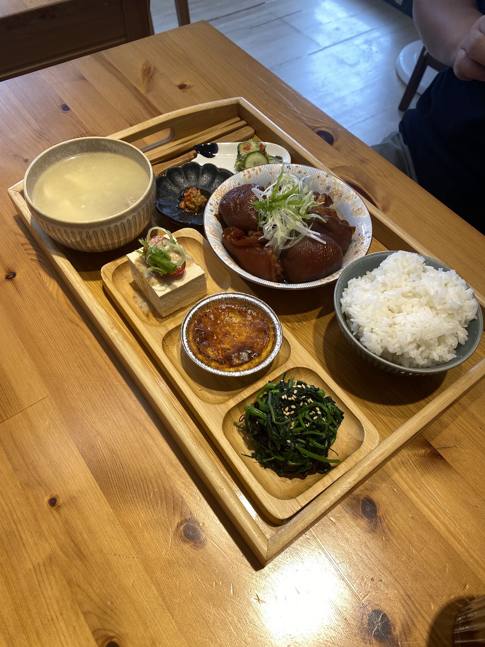電光寶媽食堂酒釀豬腳套餐,木盤俯拍配菜豐富