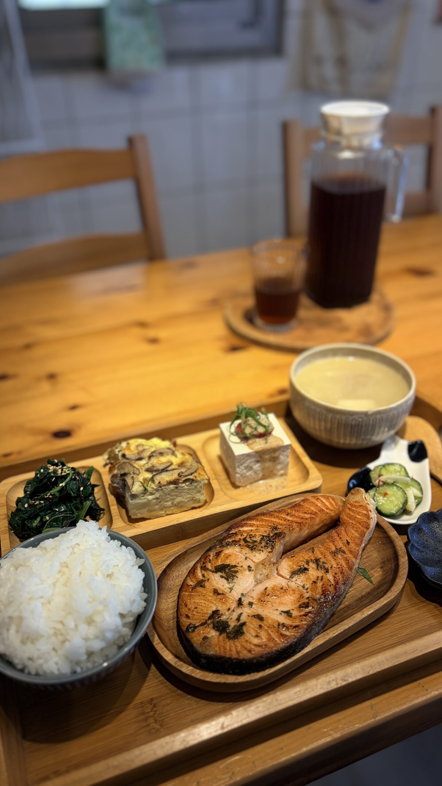 電光寶媽食堂招牌刺蔥鮭魚套餐,厚切鮭魚配豆腐烘蛋小菜