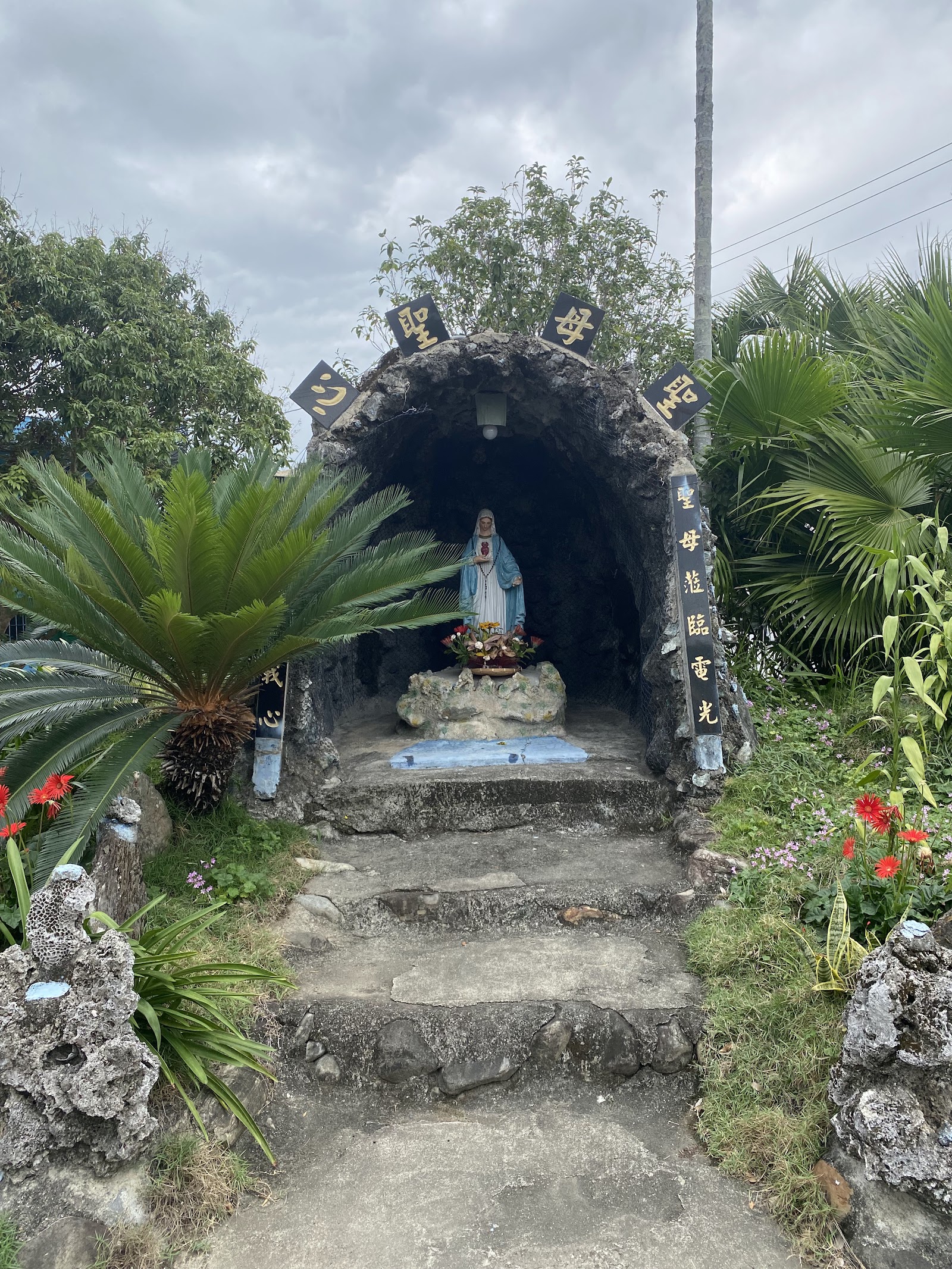 電光聖若瑟天主堂旁聖母洞祕境,咕咾石堆砌配藍白聖母像