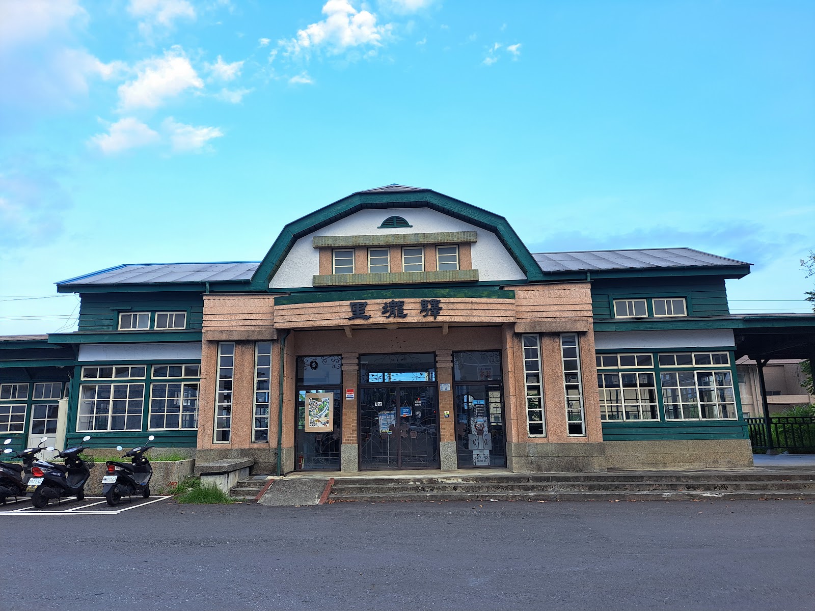 里壠驛日式木造車站正面全景,墨綠色屋瓦與「里壠驛」匾額