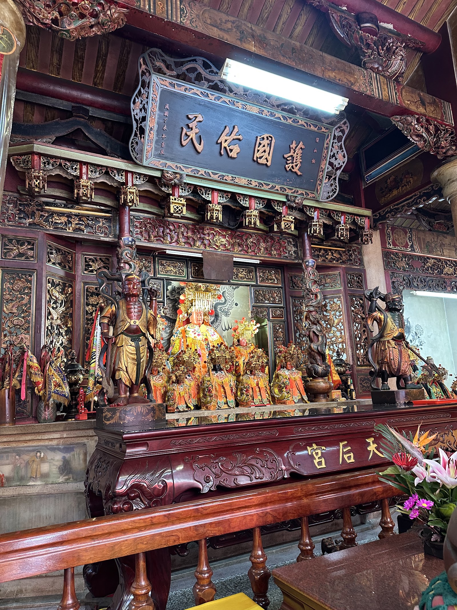 臺東關山天后宮主殿媽祖神像,「護國佑民」匾額高懸