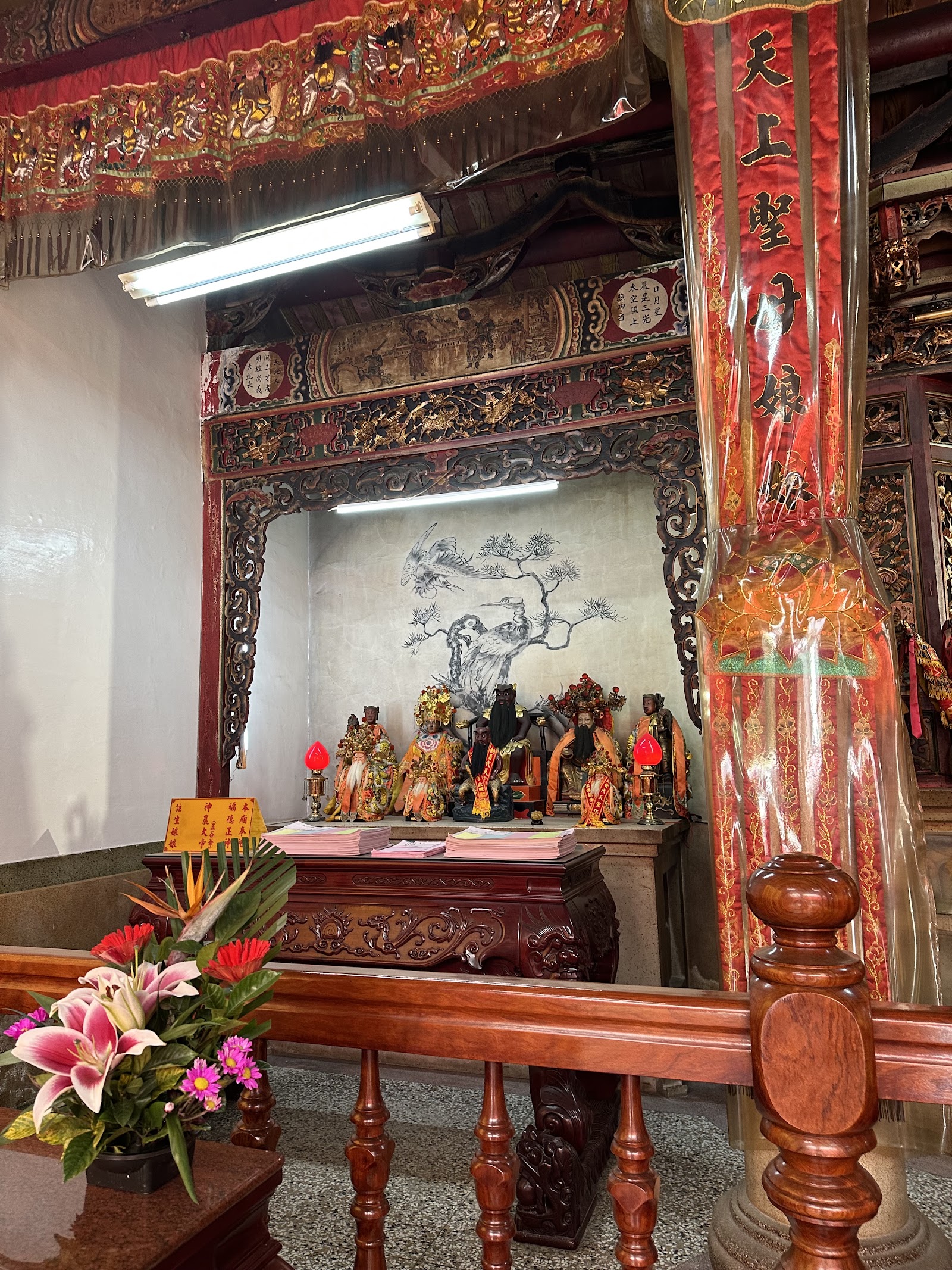 臺東關山天后宮側殿小神龕,鮮花供品與「天上聖母」對聯