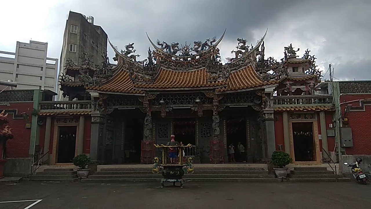 烏雲壓境下的太和宮更顯莊嚴，道觀建築細節一覽無遺