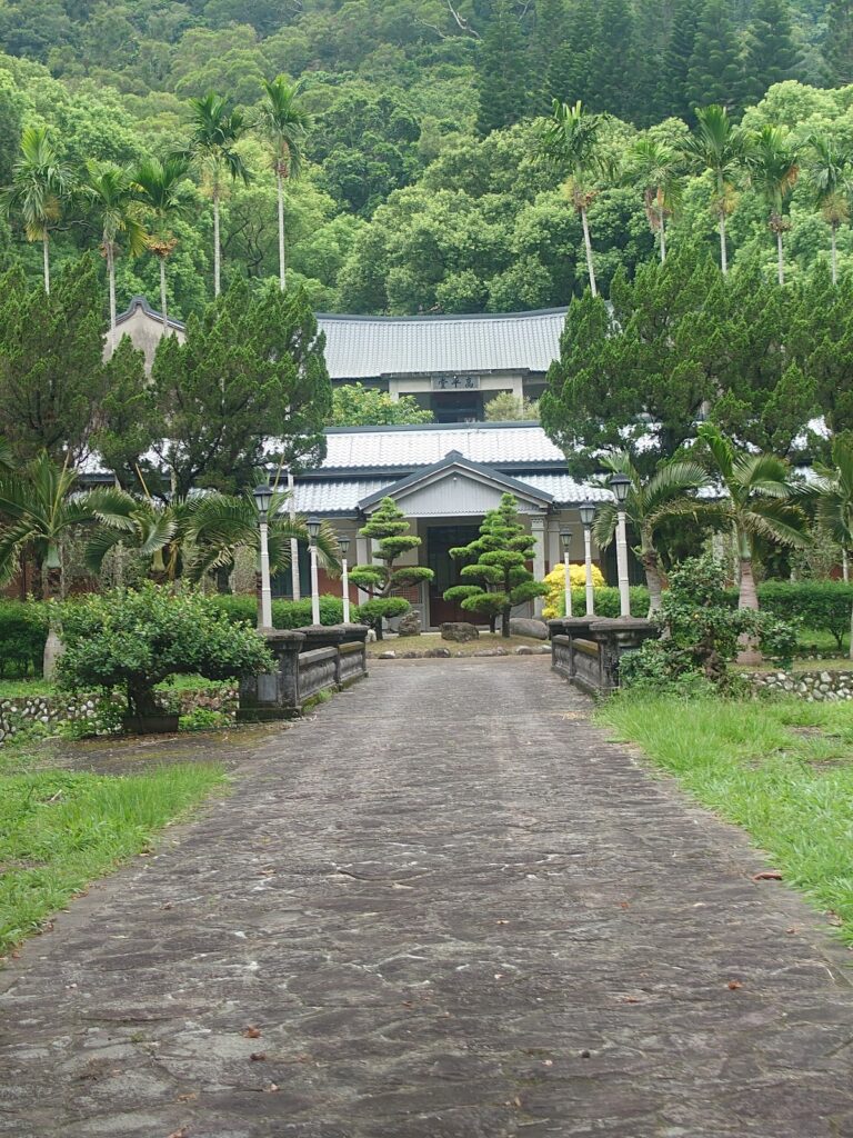 沿石板步道走進范朝燈故居,兩側椰影扶疏,日式洋樓隱約可見