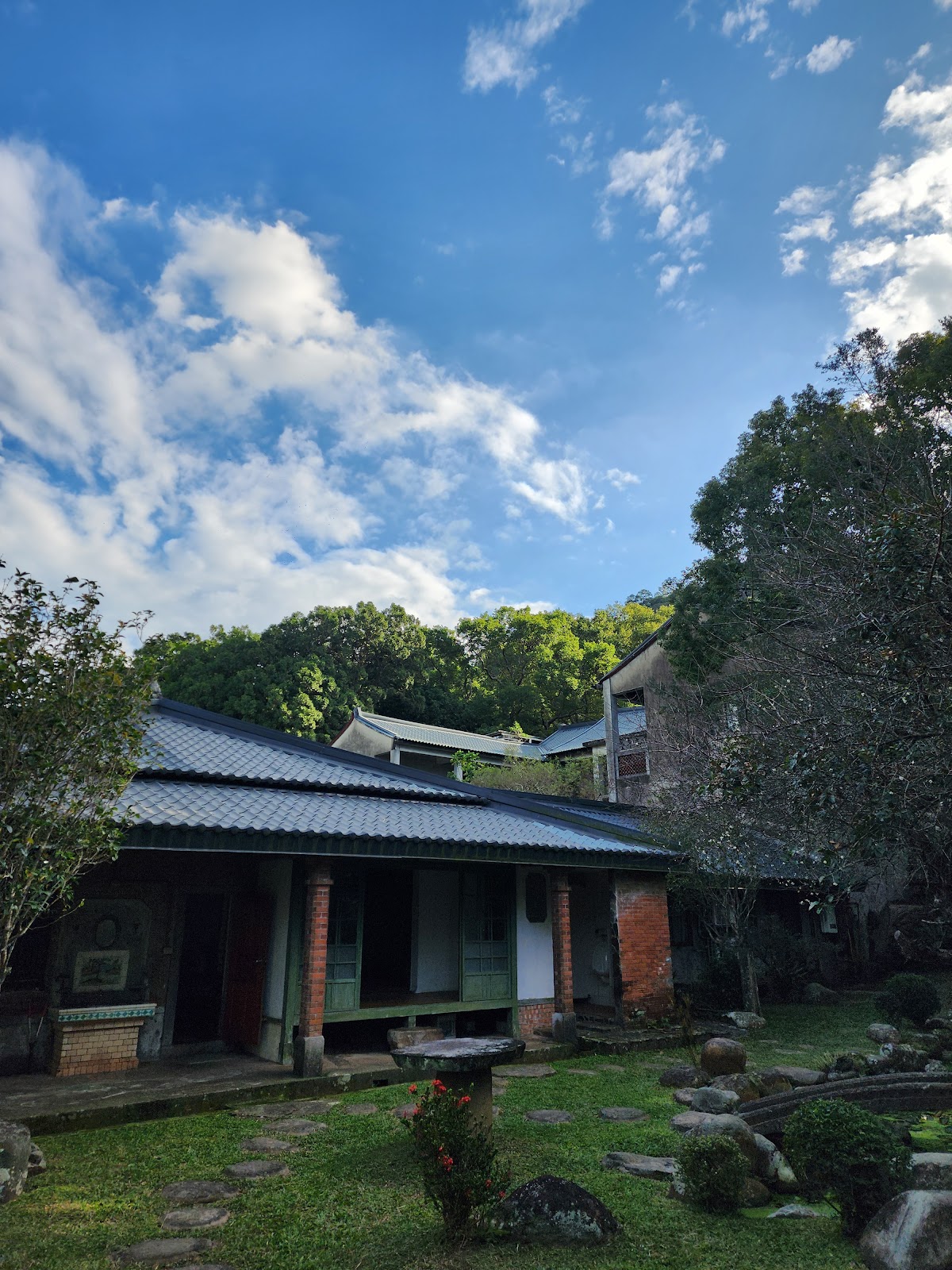 日式黑瓦屋頂搭配庭園造景，范朝燈故居靜靜訴說客家仕紳的家族故事