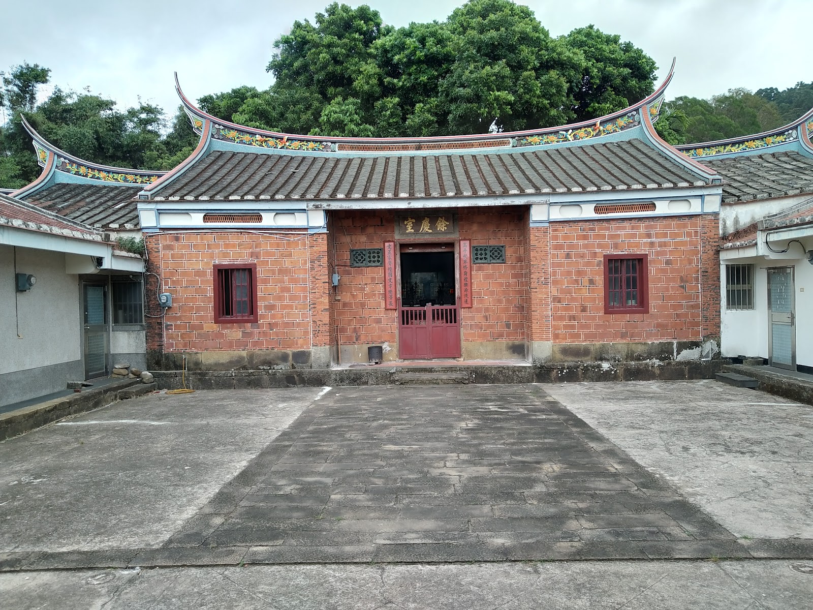 范屋公廳餘慶室燕尾脊紅磚建築，是范氏宗族祭祖的重要場所