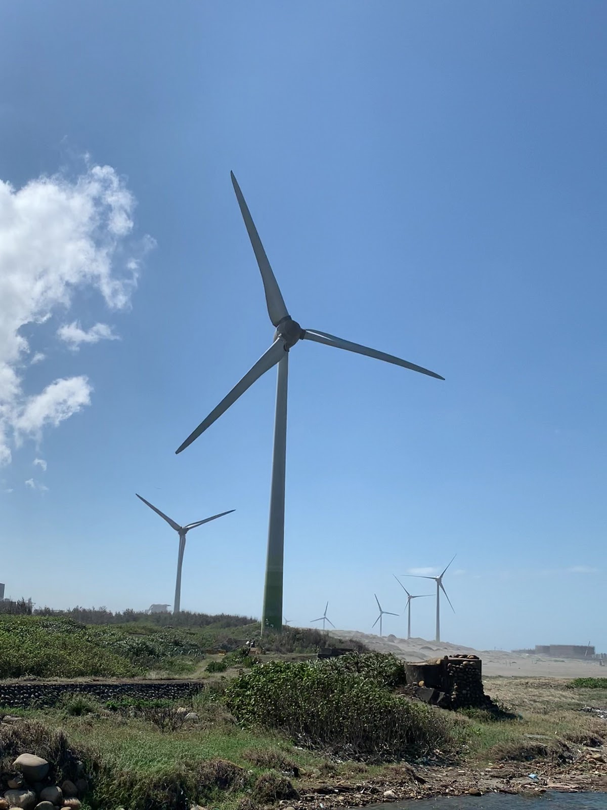 水管橋景觀台風力發電機近景