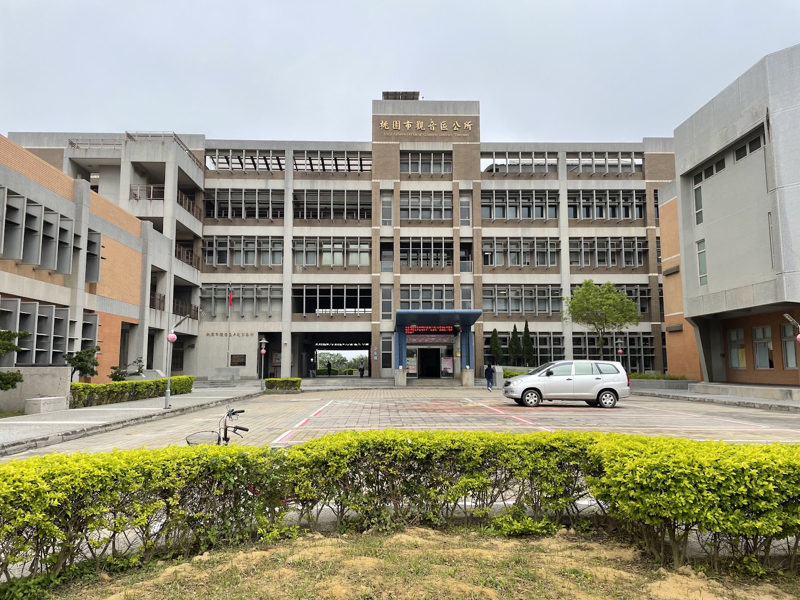 桃園市觀音區公所正面建築外觀,巷弄生活圈行政機能據點