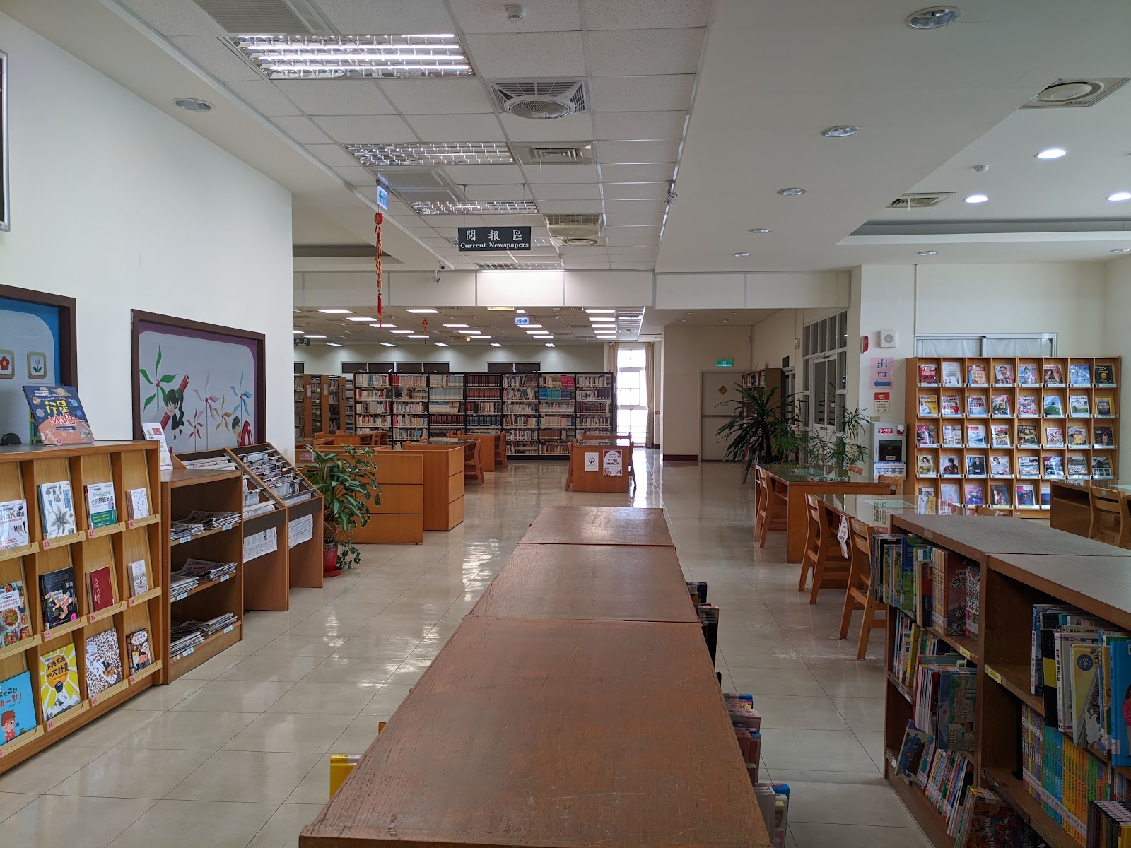 桃園市立圖書館觀音分館書架走道,巷弄生活圈知識生活據點