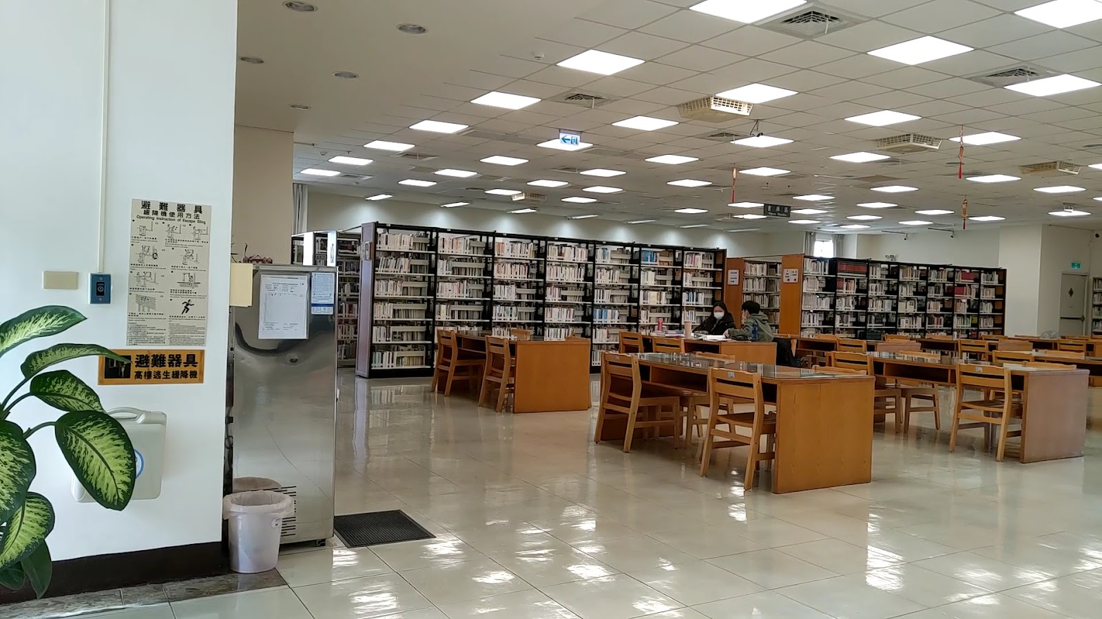觀音分館閱覽區書架與座位,讀者安靜閱讀的角落