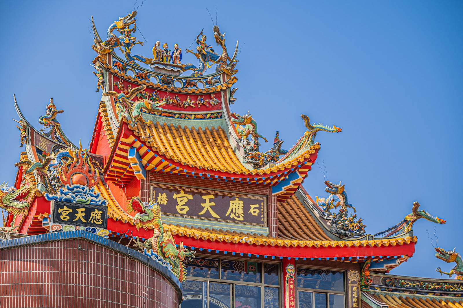 觀音石橋應天宮屋頂剪黏裝飾特寫，雙龍護宮脊
