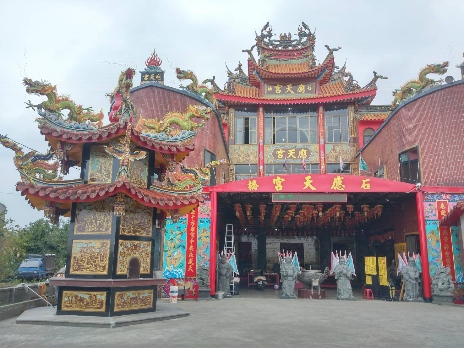 觀音石橋應天宮正殿全景,門前石雕將軍與八角香亭