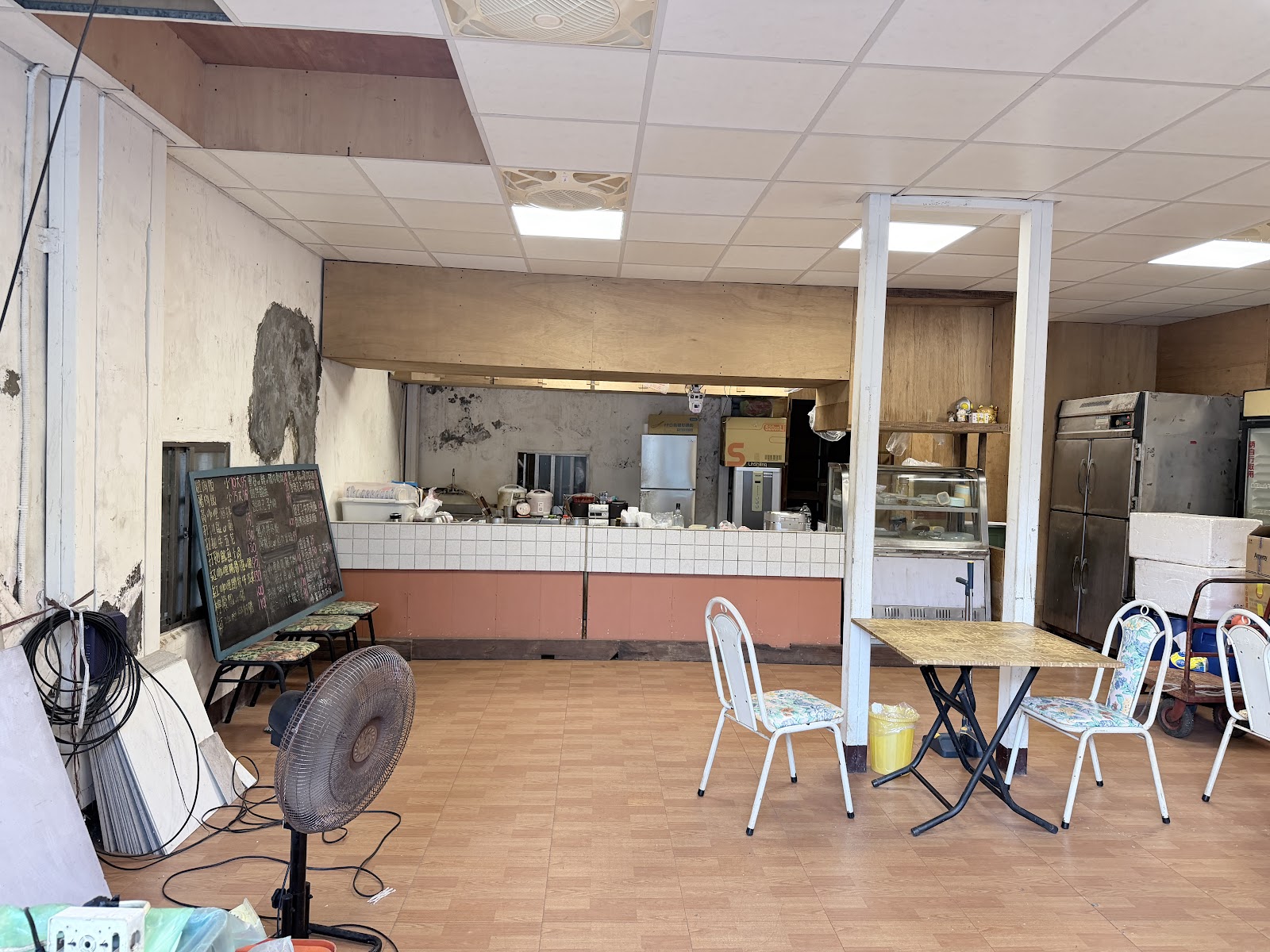 無名小餐館店內用餐區,巷弄生活圈在地美食據點