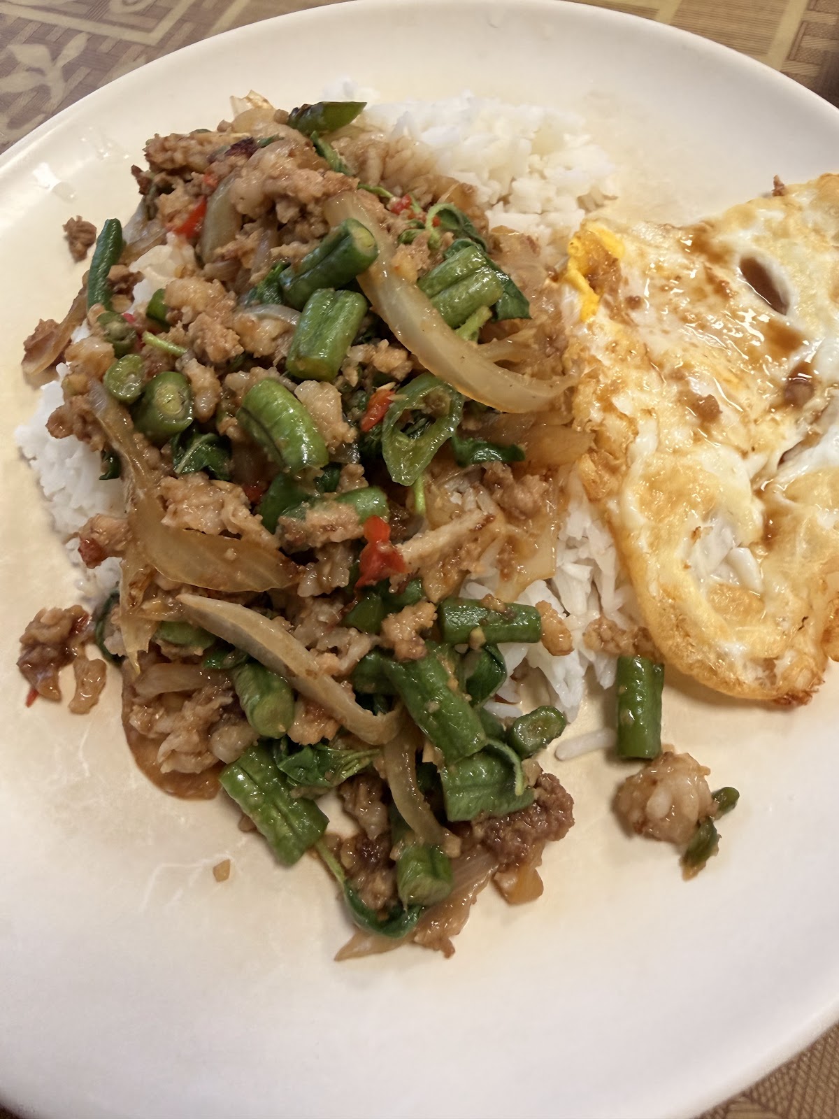 無名小餐館招牌料理豆角肉末炒飯配荷包蛋