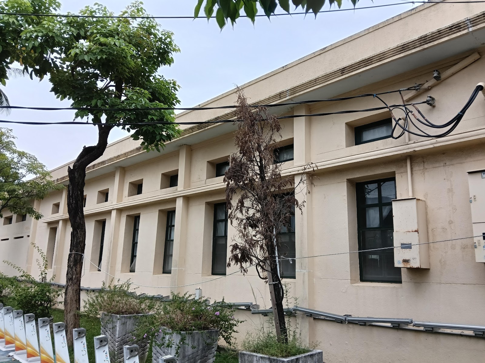 歸仁美學館建築側邊立面,日治風格長窗一字排開