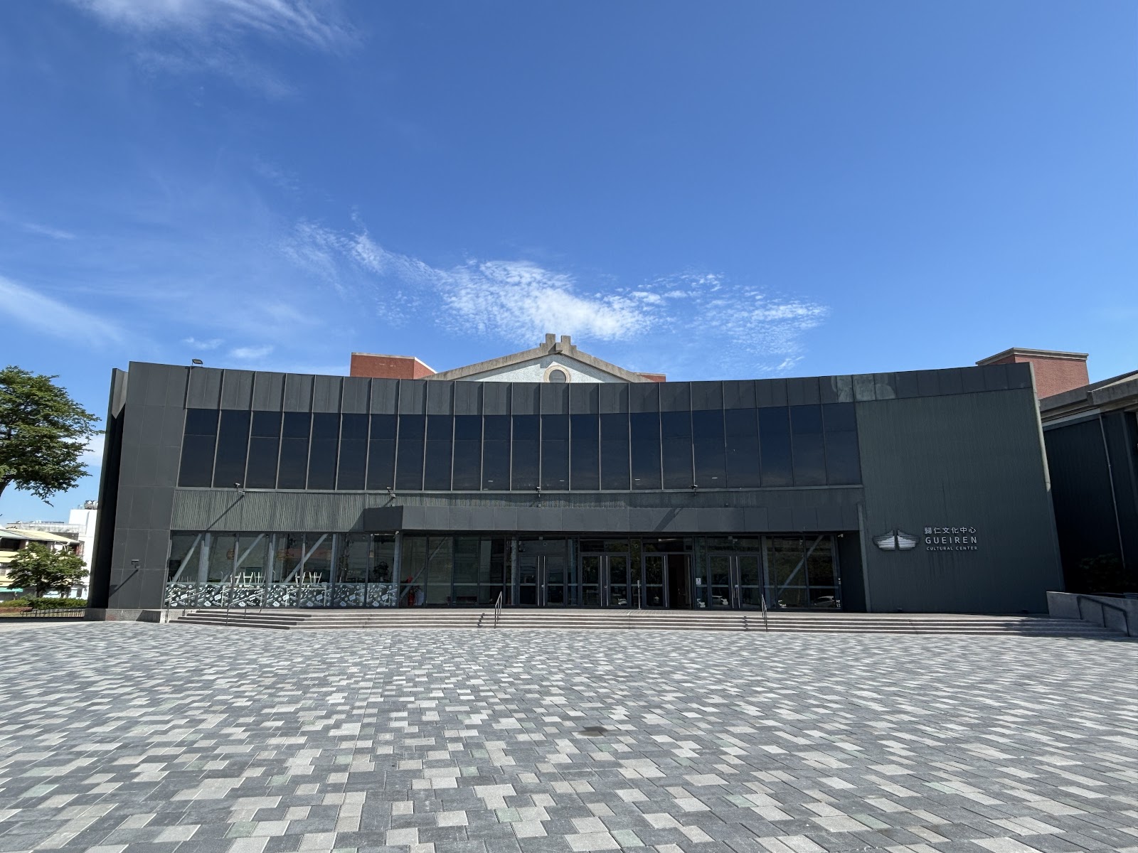 臺南市歸仁文化中心正立面,藍天白雲下的現代建築外觀