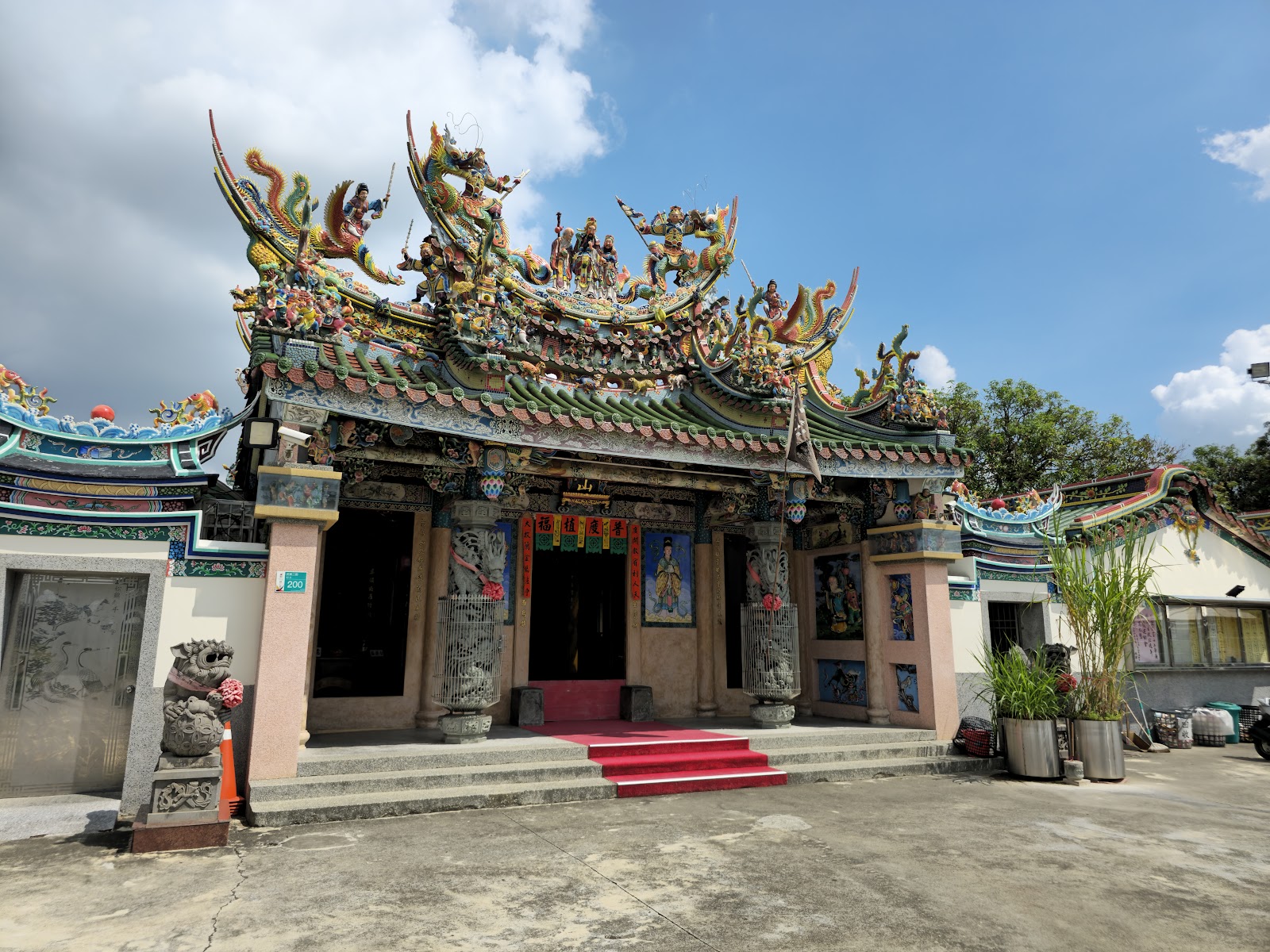 歸仁武當山上帝廟正立面,剪黏屋脊色彩繽紛,紅色石階通往殿門