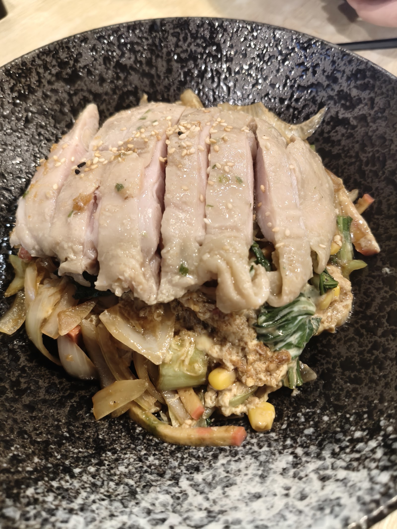 武麵魂丼飯特寫,叉燒片、高麗菜、玉米與青菜