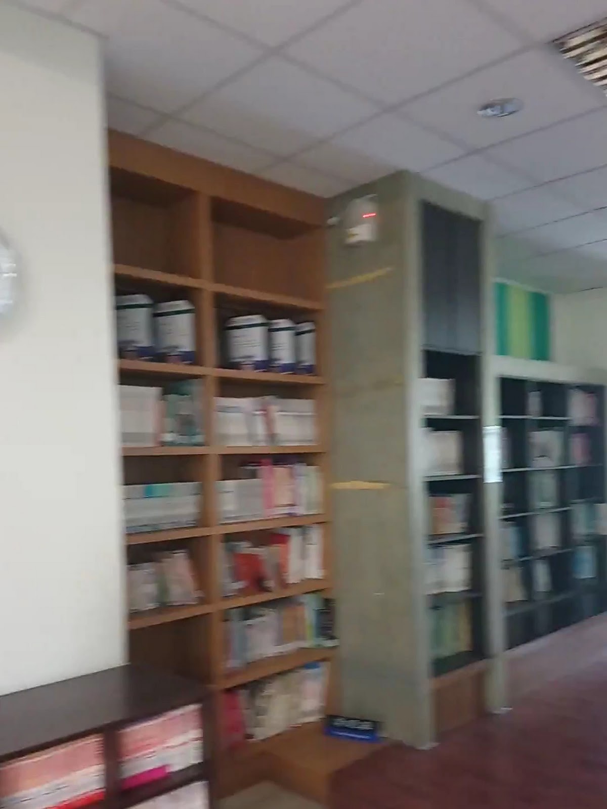 國姓鄉立圖書館書架走道