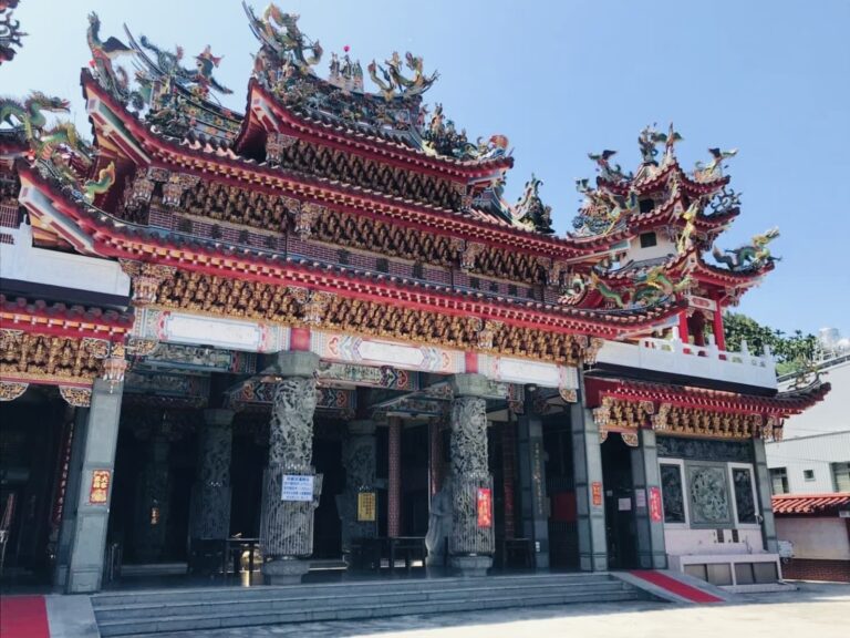 國姓護國宮正殿牌樓龍柱剪黏