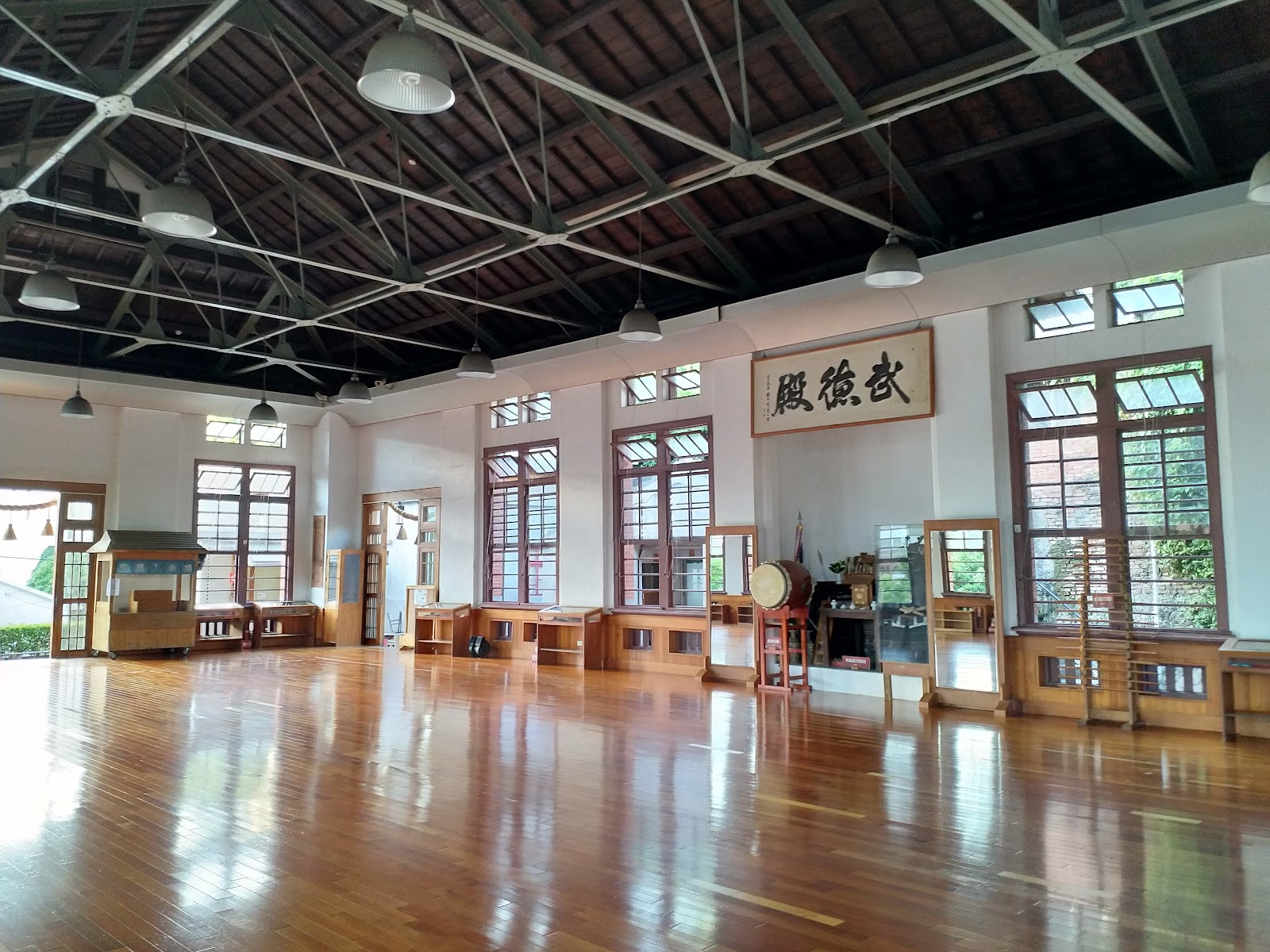高雄武德殿-殿內挑高木構屋頂與武德殿匾額