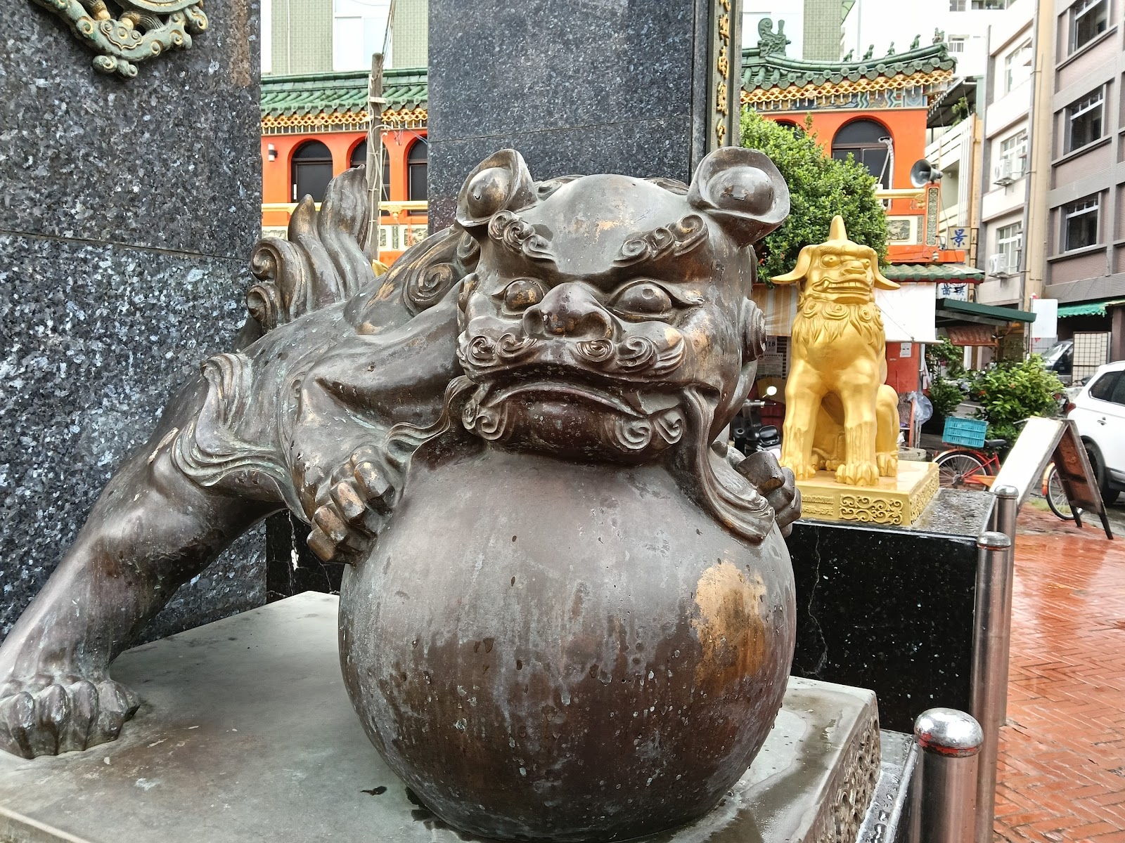 高雄哈瑪星代天宮-廟前石獅雕刻特寫