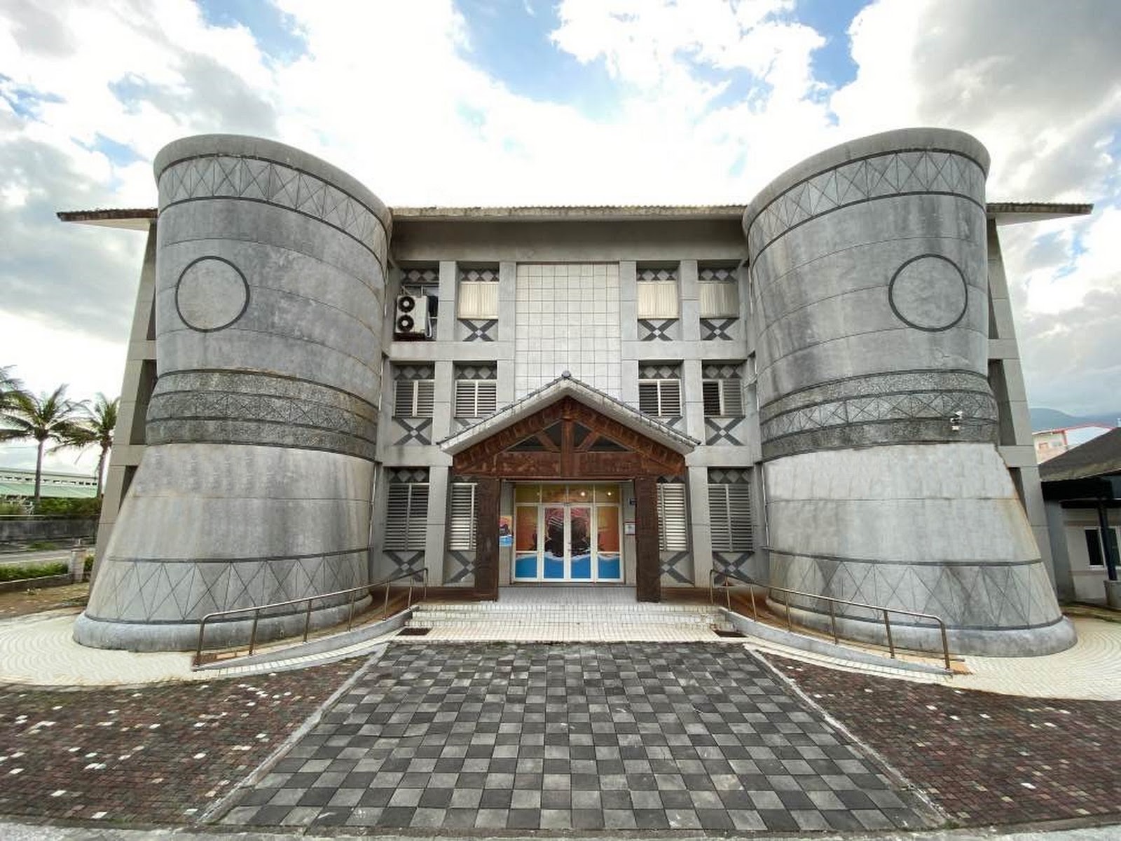 海端鄉布農族文化館特殊圓筒造型建築外觀