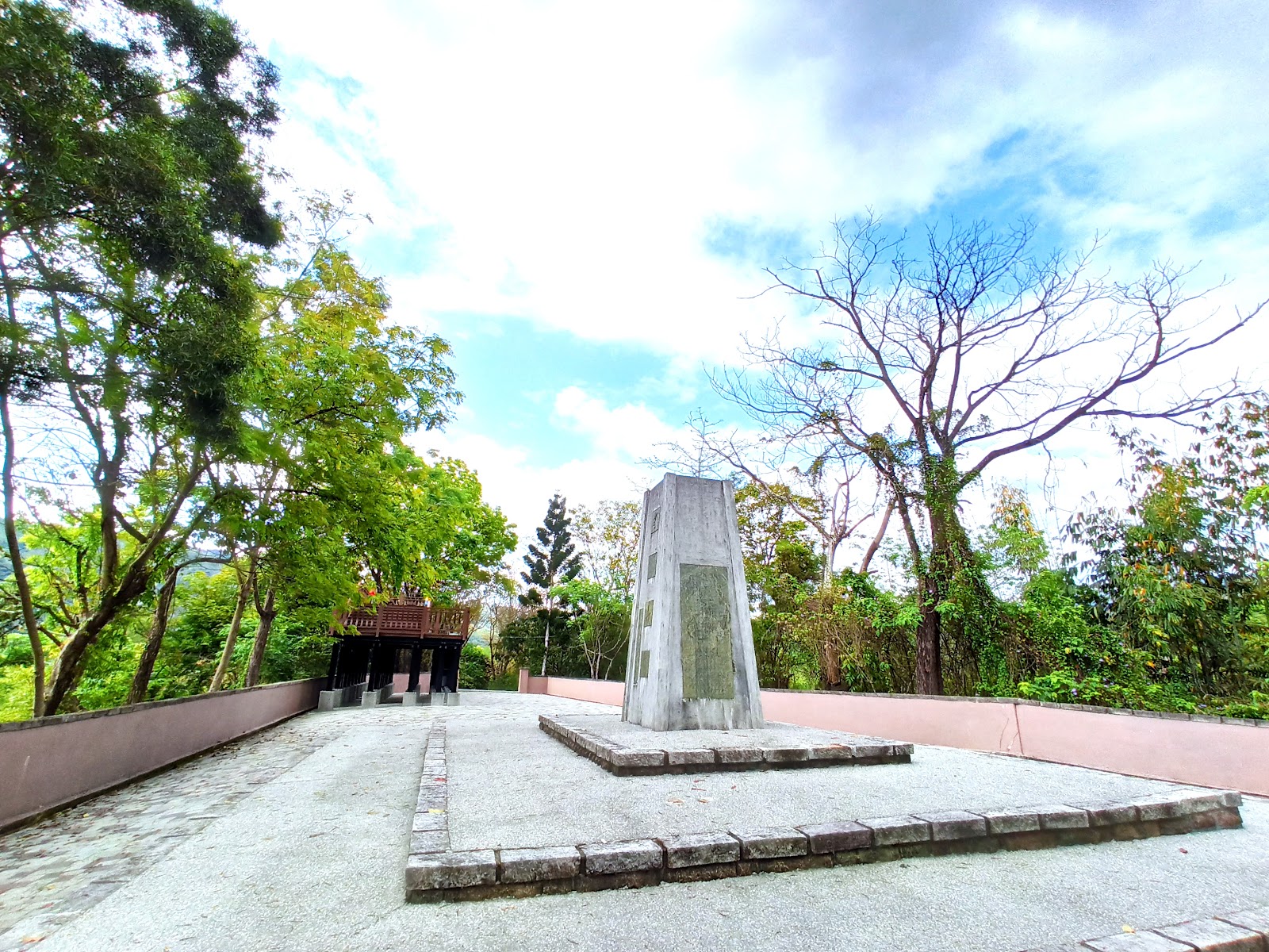 布農族文化館戶外庭院石碑地標