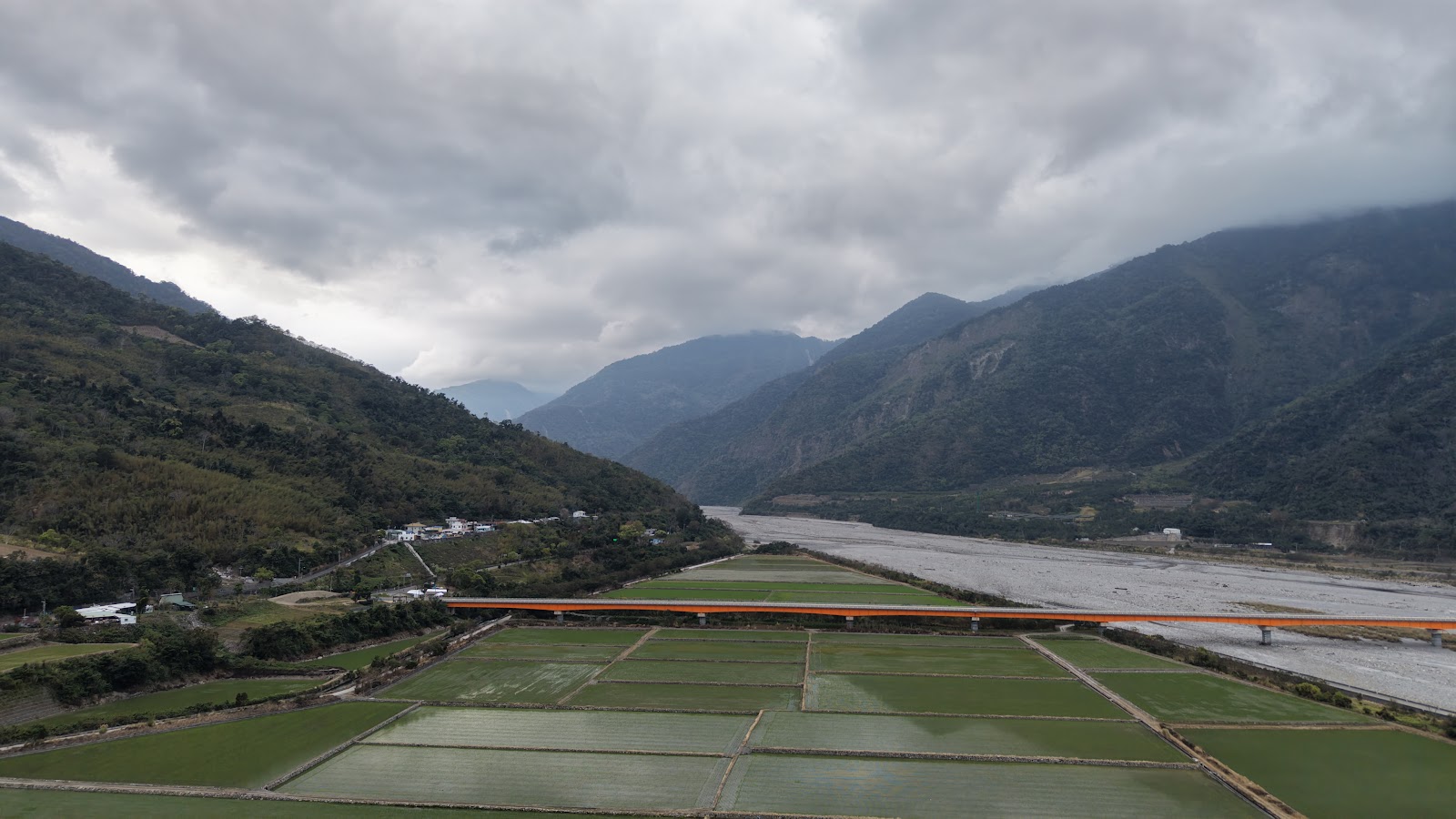 初來橋空拍景觀,橘色橋身橫跨卑南溪