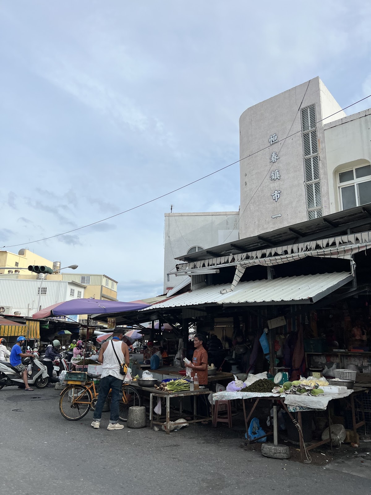 恆春公有市場街景與建物字樣