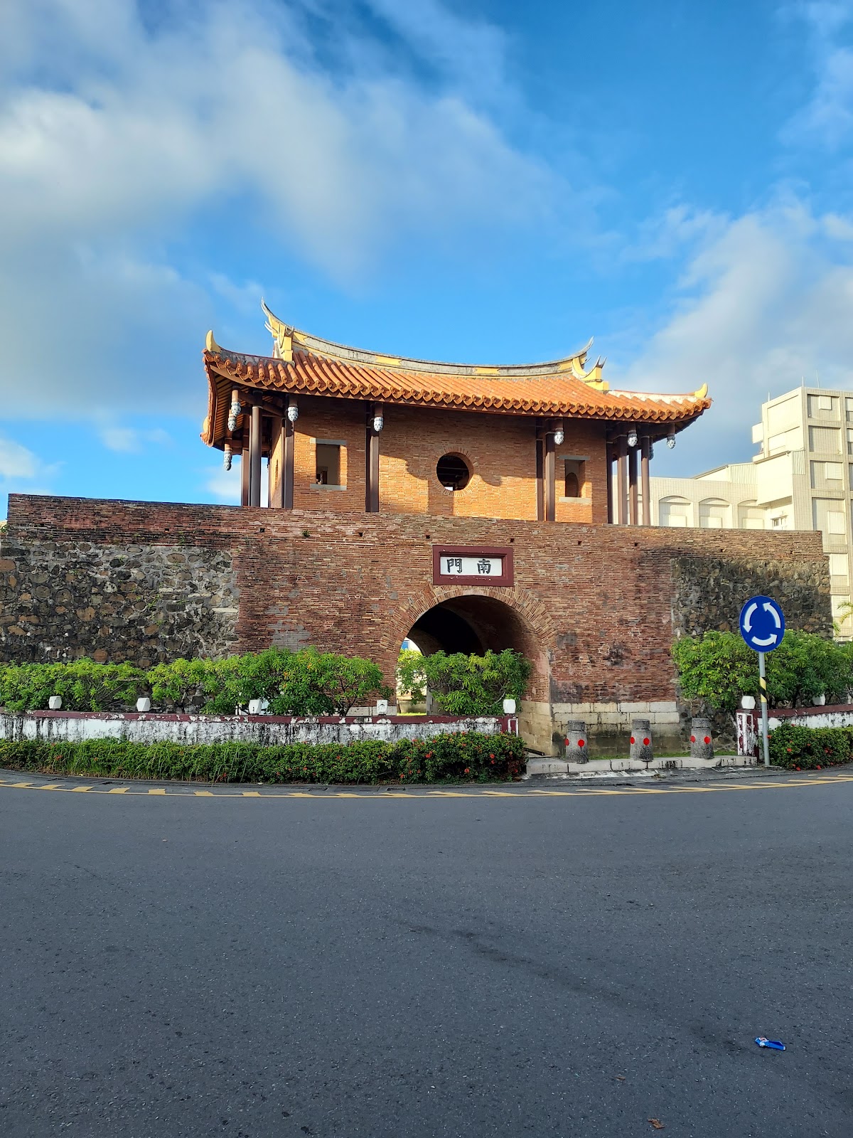 恆春縣城南門紅磚拱門與城垣