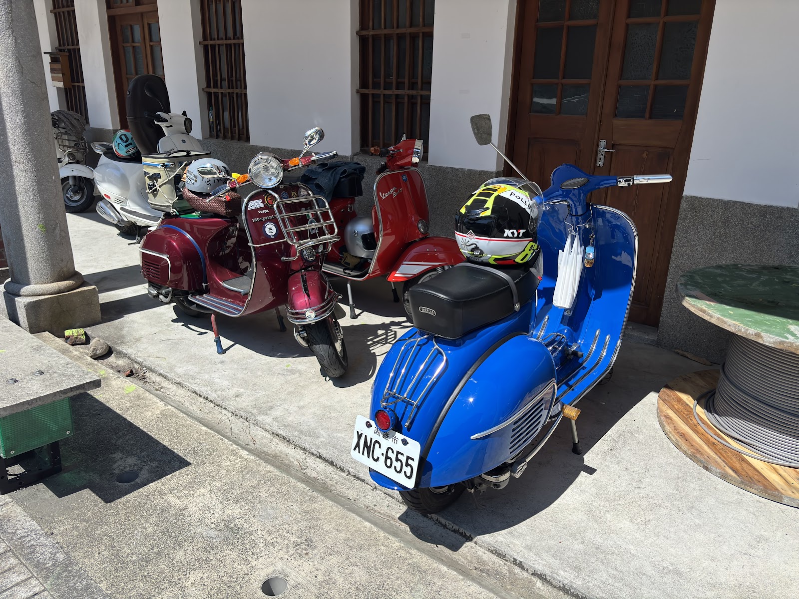 洪稇源龞心商行建築外觀與復古偉士牌機車
