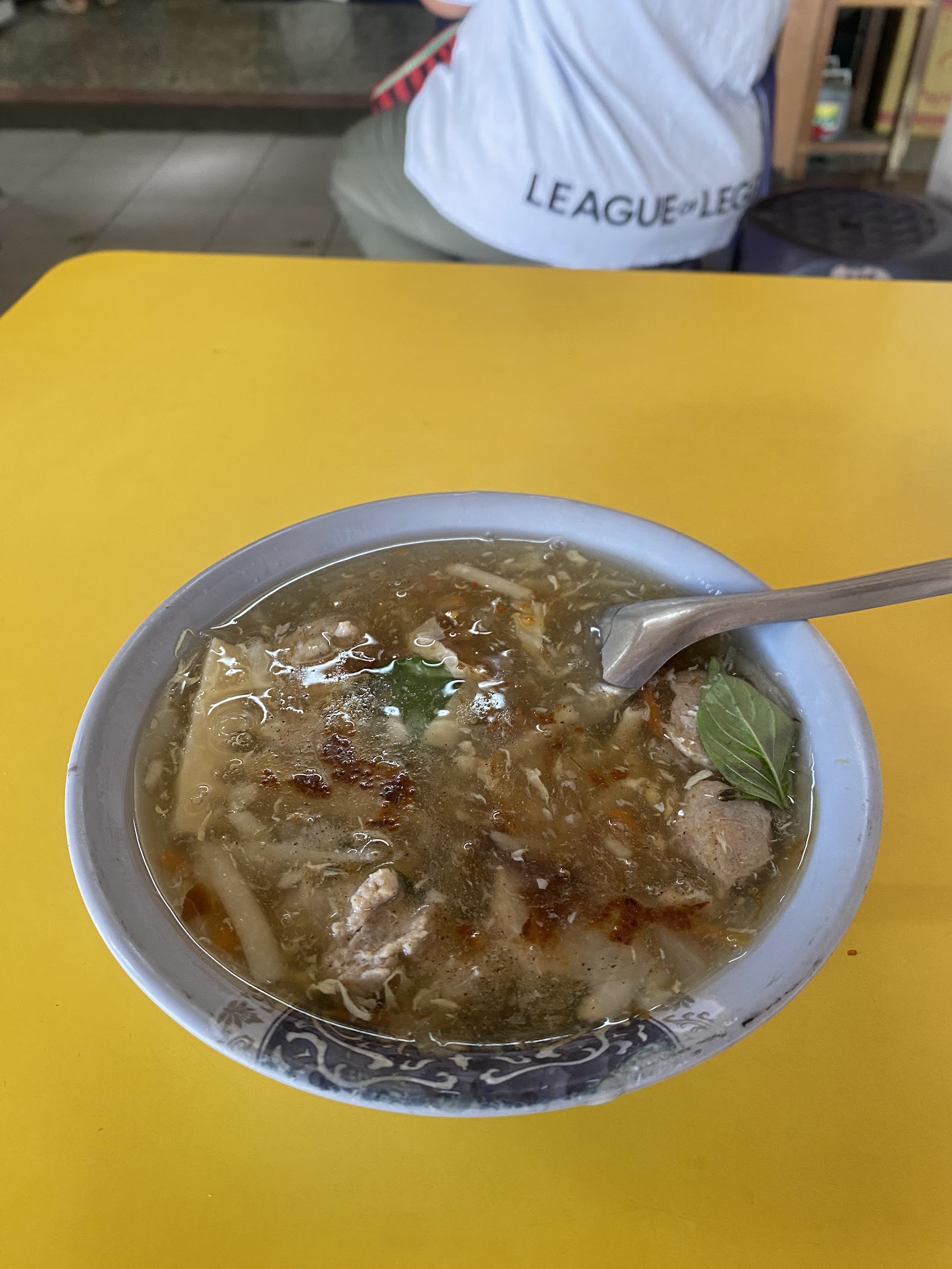 紅葉鮮堡漢堡端出的熱湯麵