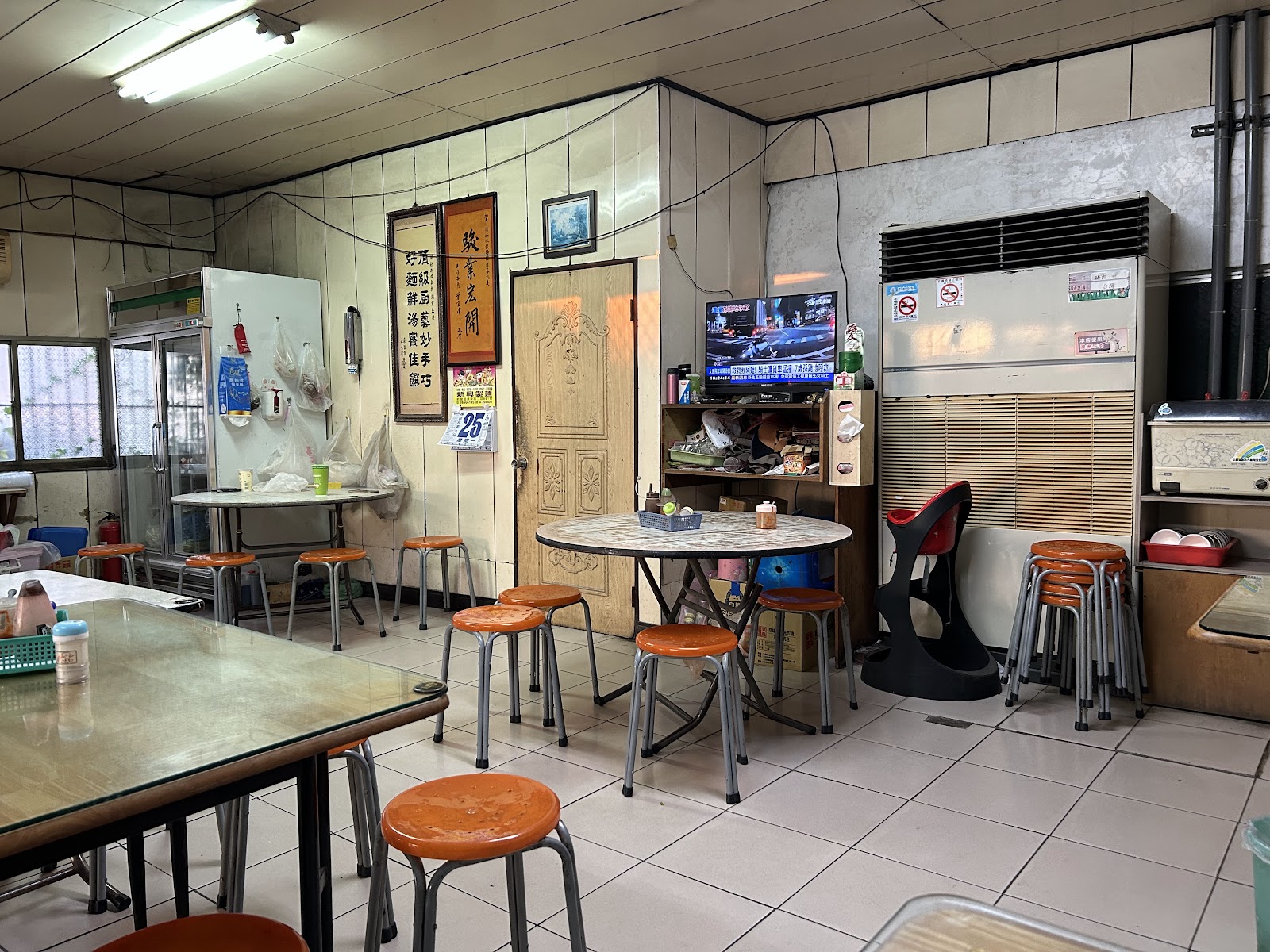頂好水餃麵館店內座位區