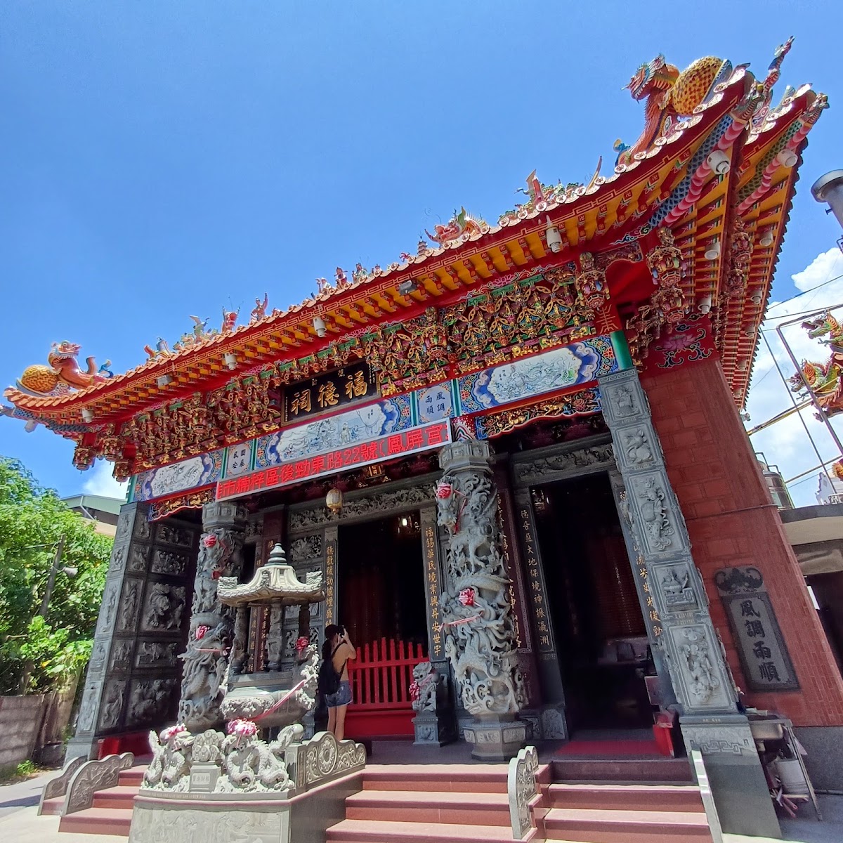 後勁福德祠廟宇正面,紅金交趾陶燕尾脊與石雕龍柱