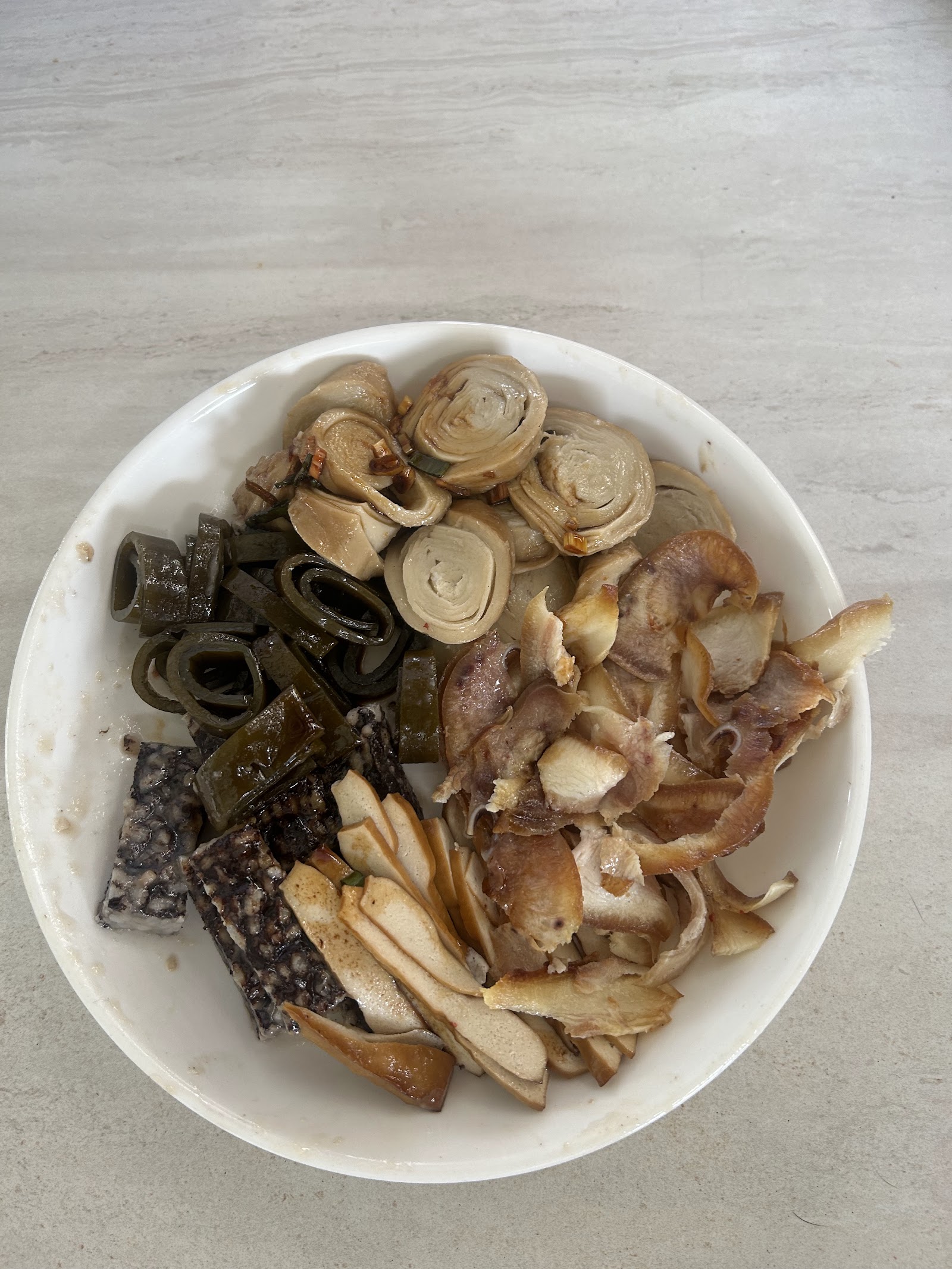 澎湖白沙鄉後寮小白屋麵食黃金泡菜等小菜拼盤