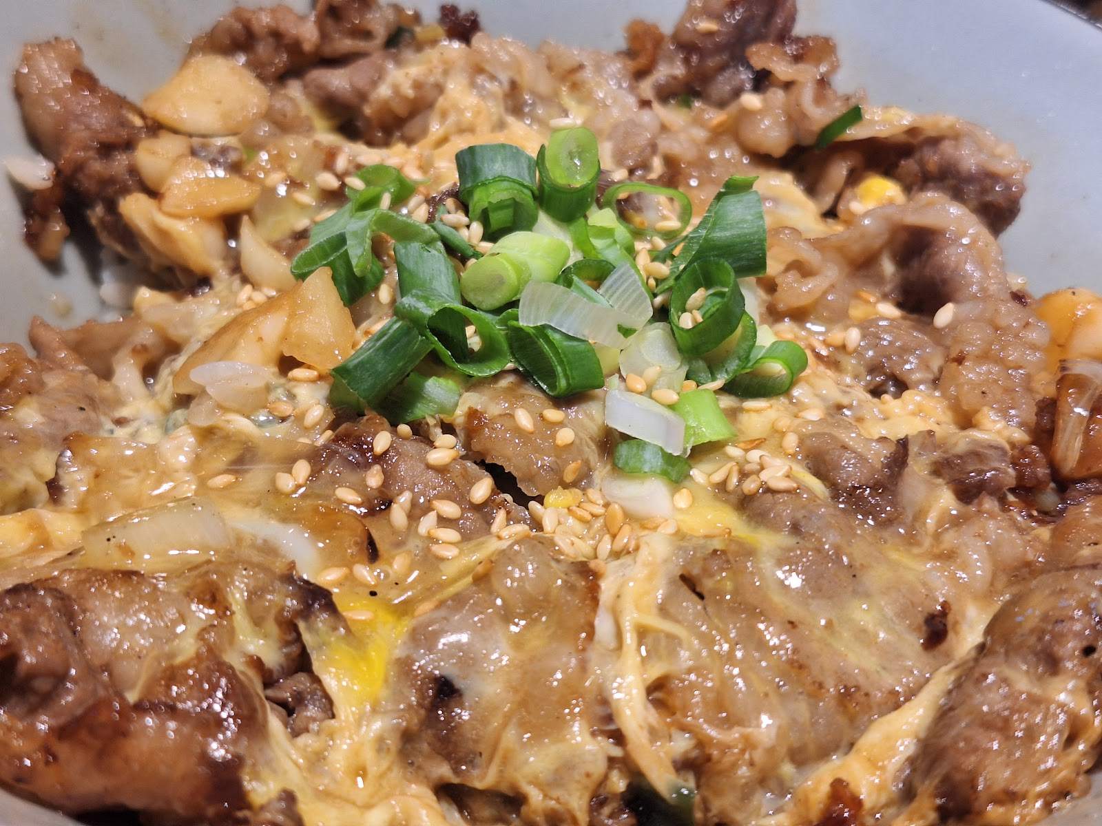 港町ブルース日式餐館的燒肉丼飯,撒上蔥花與白芝麻