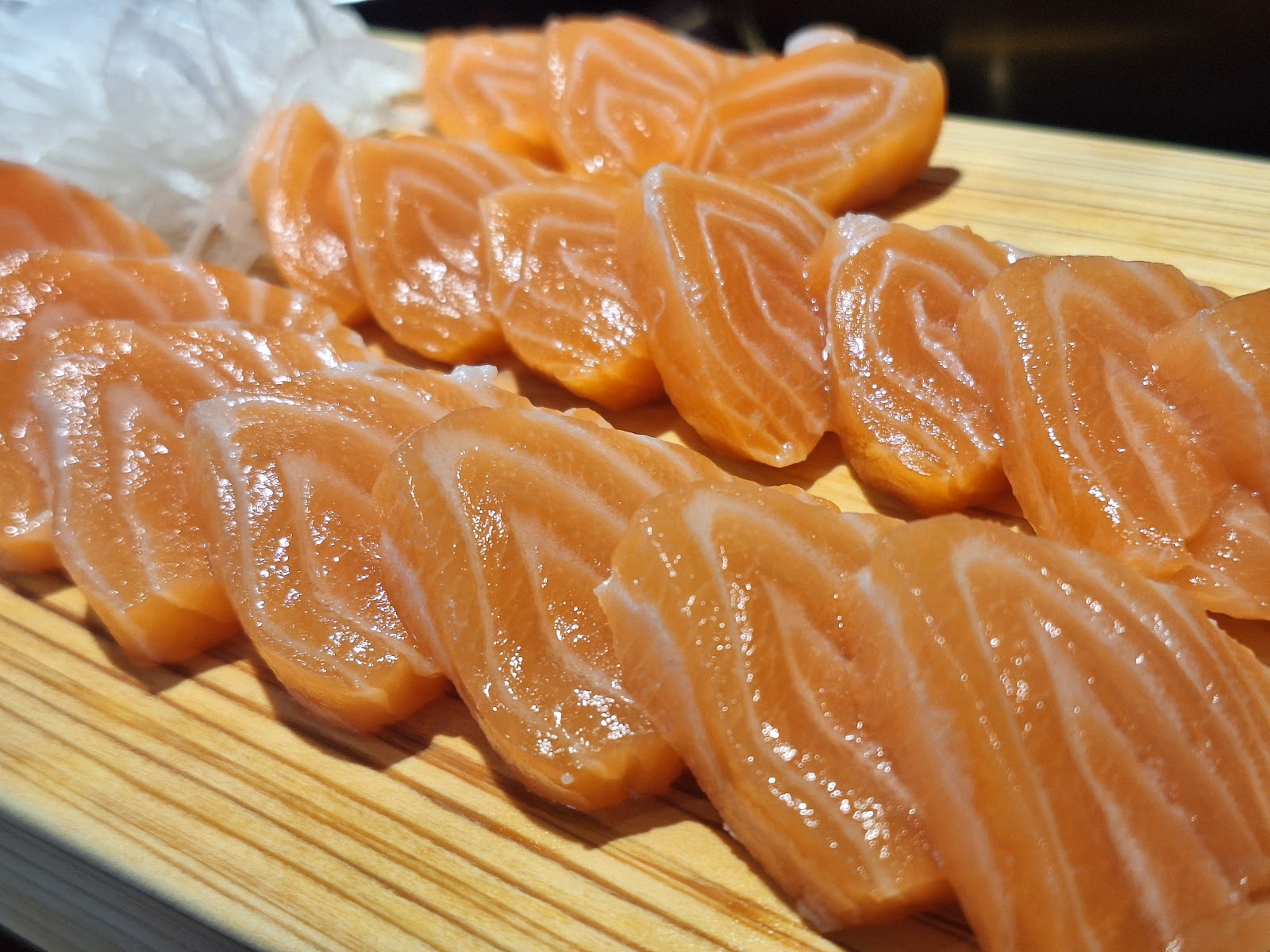 港町ブルース日式餐館的綜合鮭魚生魚片丼料理特寫
